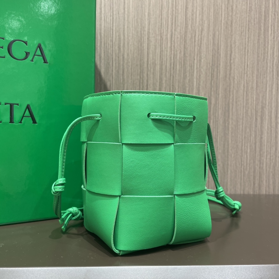 Bottega Veneta CASSETTE 14CM 编织水桶包 680217鹦鹉绿
