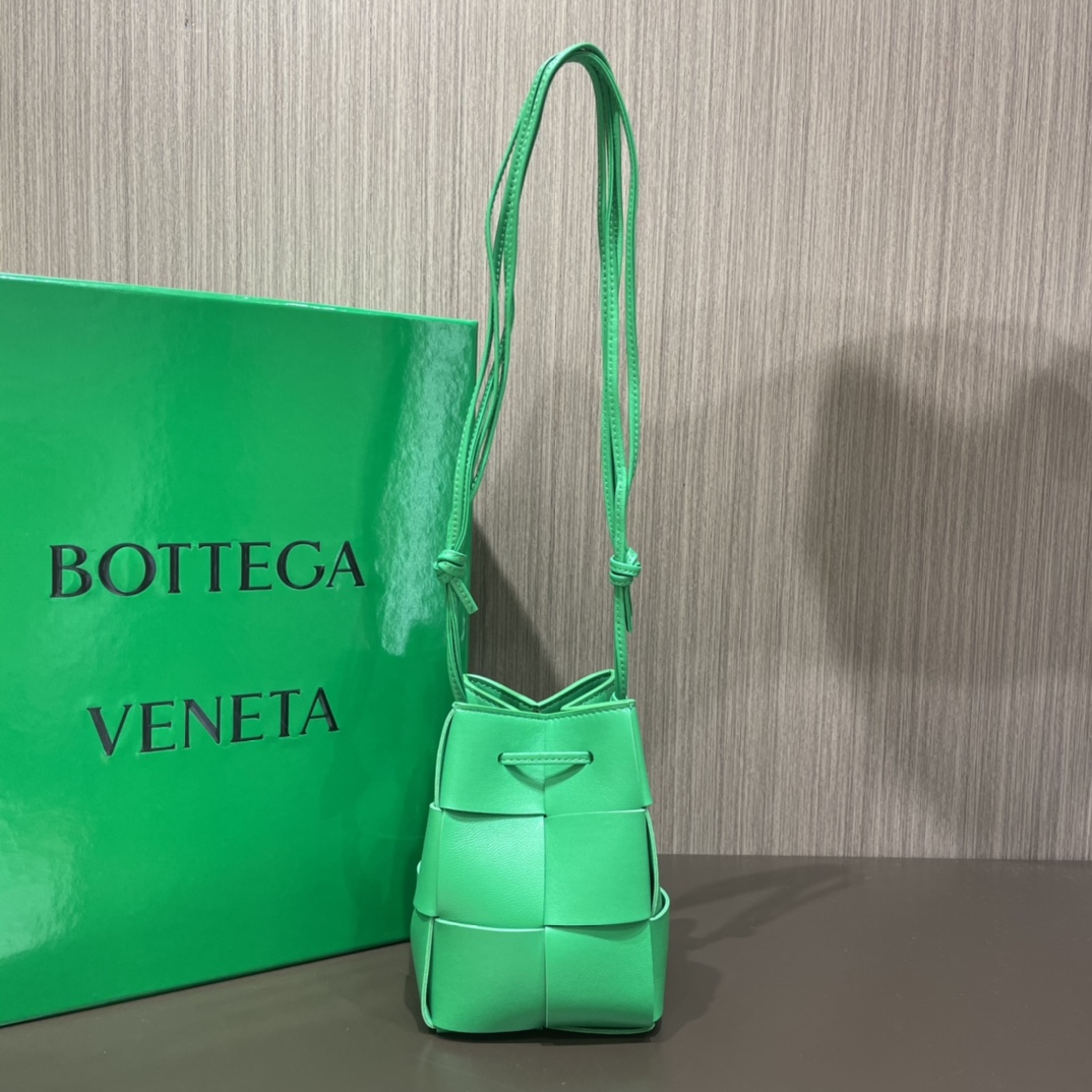 Bottega Veneta CASSETTE 14CM 编织水桶包 680217鹦鹉绿