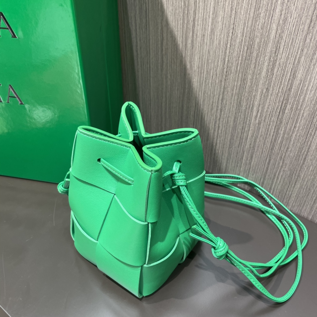 Bottega Veneta CASSETTE 14CM 编织水桶包 680217鹦鹉绿