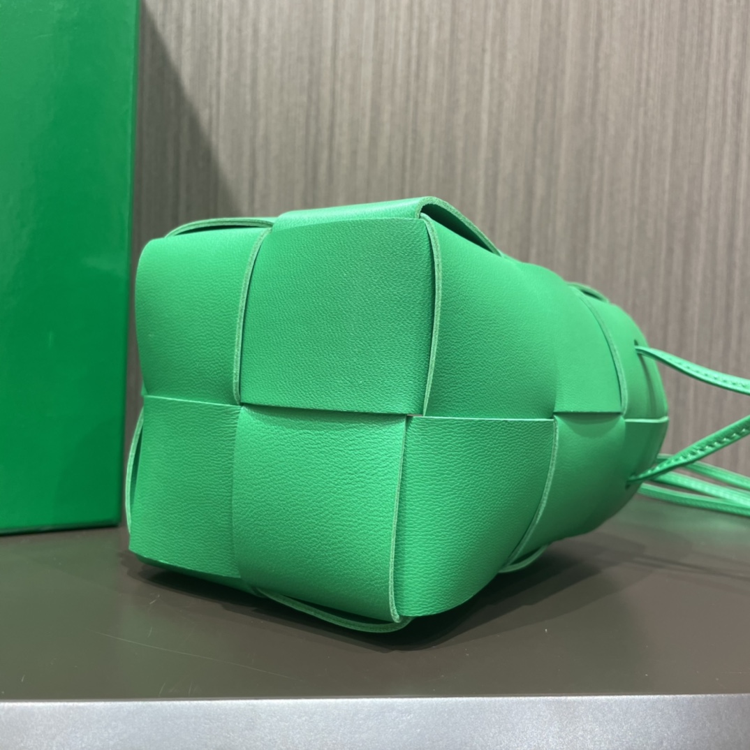 Bottega Veneta CASSETTE 14CM 编织水桶包 680217鹦鹉绿