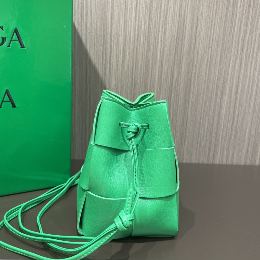 Bottega Veneta CASSETTE 14CM 编织水桶包 680217鹦鹉绿