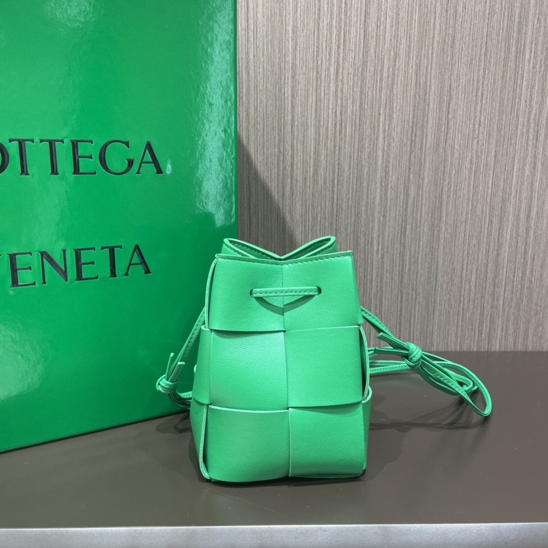 Bottega Veneta CASSETTE 14CM 编织水桶包 680217鹦鹉绿