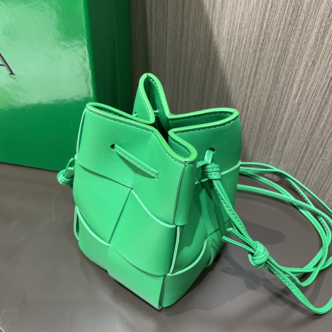 Bottega Veneta CASSETTE 14CM 编织水桶包 680217鹦鹉绿