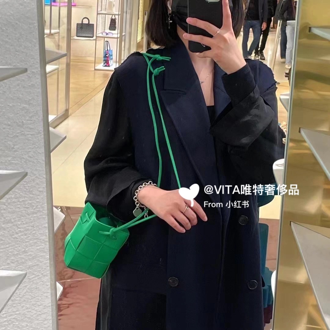 Bottega Veneta CASSETTE 14CM 编织水桶包 680217鹦鹉绿