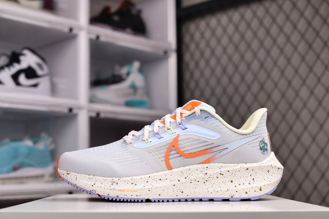 H0 X版 升级原楦原纸版数据开发版型采用全新双层超轻透气网眼布材质内里嵌入定型海绵中底搭载前Zoom+全掌React配置全新耐克NK Air Zoom Pegasus 39″Light Blue/Purple/Orange”39代超级飞马涡轮增压马拉松休闲运动慢跑鞋“网织浅蓝紫橙”