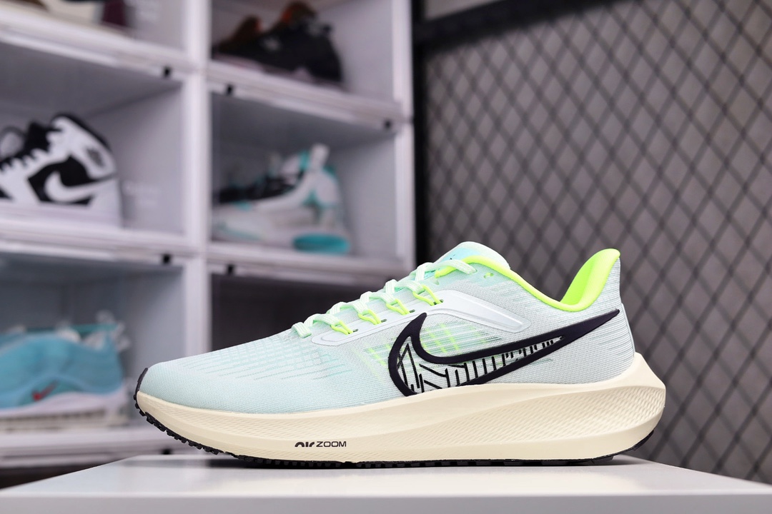 G0 公司级 NK Air Zoom Pegasus 39 B针织透气 登月39代 兼顾迅疾外观和稳固脚感，后跟覆面和中足动态支撑巧妙融合，缔造稳定顺畅的迈步体验。