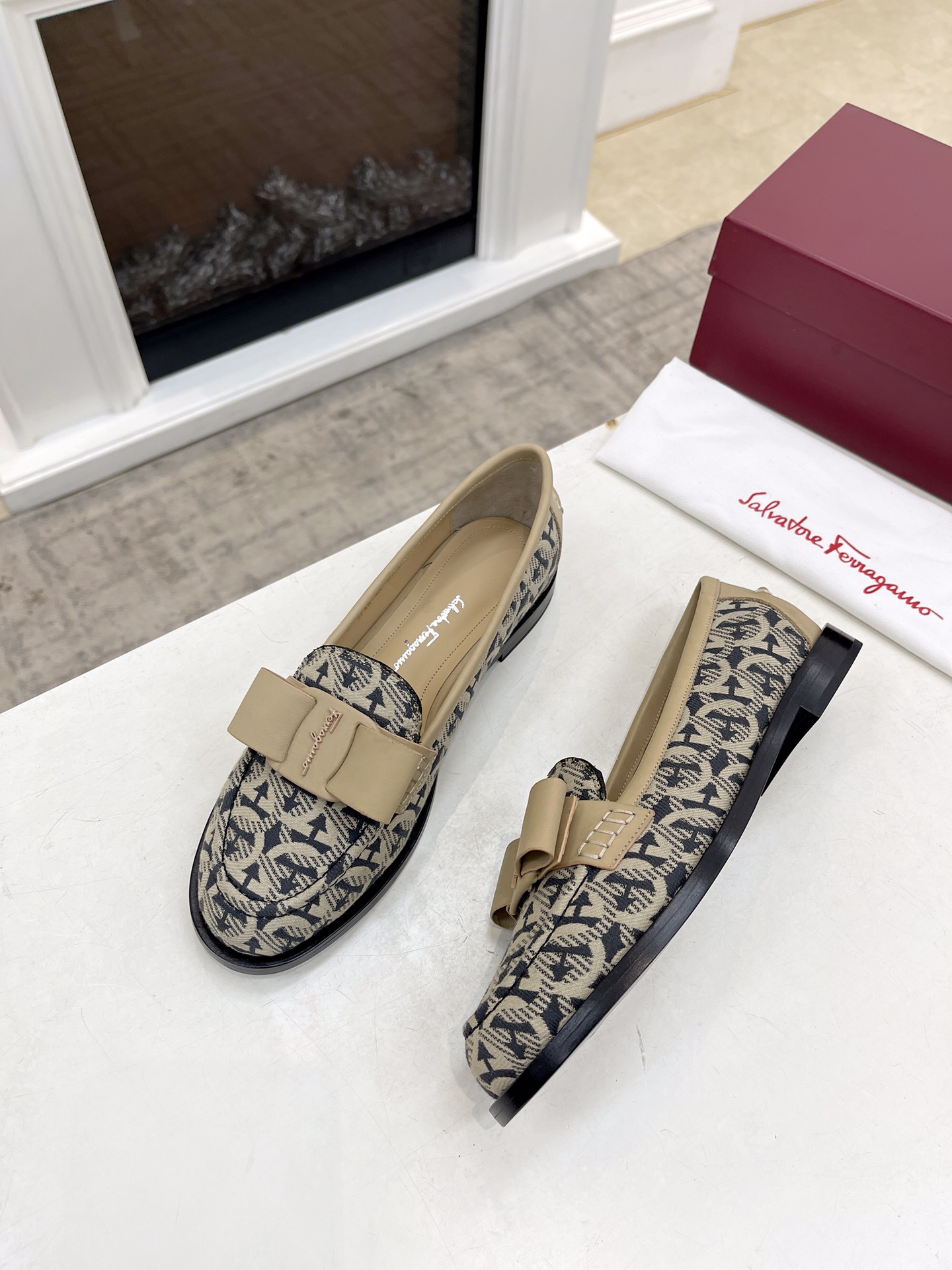 NO:264943,Genuine leather sole Ferragamo bow loafers (light craft oil and bag oil are consistently made with a very slow and urgent single detour) Statement SF Filajia loafers have unique aura on the feet, unique charm, everyone's favorite bow design, more elegant and intellectual and generous bow. The more basic the model, the higher the requirements for the shoe shape and material of the shoes. It is really attracted by this minimalist shoes, and it has a sense of high-end. The leather is smooth at the touch, which makes everyone easy to control. It visually lengthens the legs, highlights the brand image, the foot is comfortable and natural, neatly tailored, neatly car line, imported calfstone, soft and delicate, and the foot feels 100% comfortable, 12mm full leather sole, large sole atmospheric and high-end. The positive size is 35-41 (34 40  41 custom made), loafers, ferragamo, loafers, cowhide19860909真皮底 菲拉格慕蝴蝶结乐福鞋（轻工艺油边同包包油边一致做工特慢急单绕道）声明 SF菲拉家这款乐福鞋上脚特有气场 独特魅力 大家喜爱的蝴蝶结设计 更加显气质优雅 知性大方的蝴蝶结 越是基本款,越对鞋子的鞋型和材质要求越高,真的被这种简约到极致的鞋子所吸引,自带高级感.皮料开边小牛皮,一触感柔滑,人人好驾驭,视觉上拉长腿部效果,彰显品牌形象,上脚舒适自然,剪裁整齐,车线工整,内里垫脚进口牛里,柔软细腻,脚感舒适度百分百,12mm全真皮底大底大气上档次 正码35-41（34 40 41订做）,乐福鞋,ferragamo,loafers,cowhide,Women's Shoes