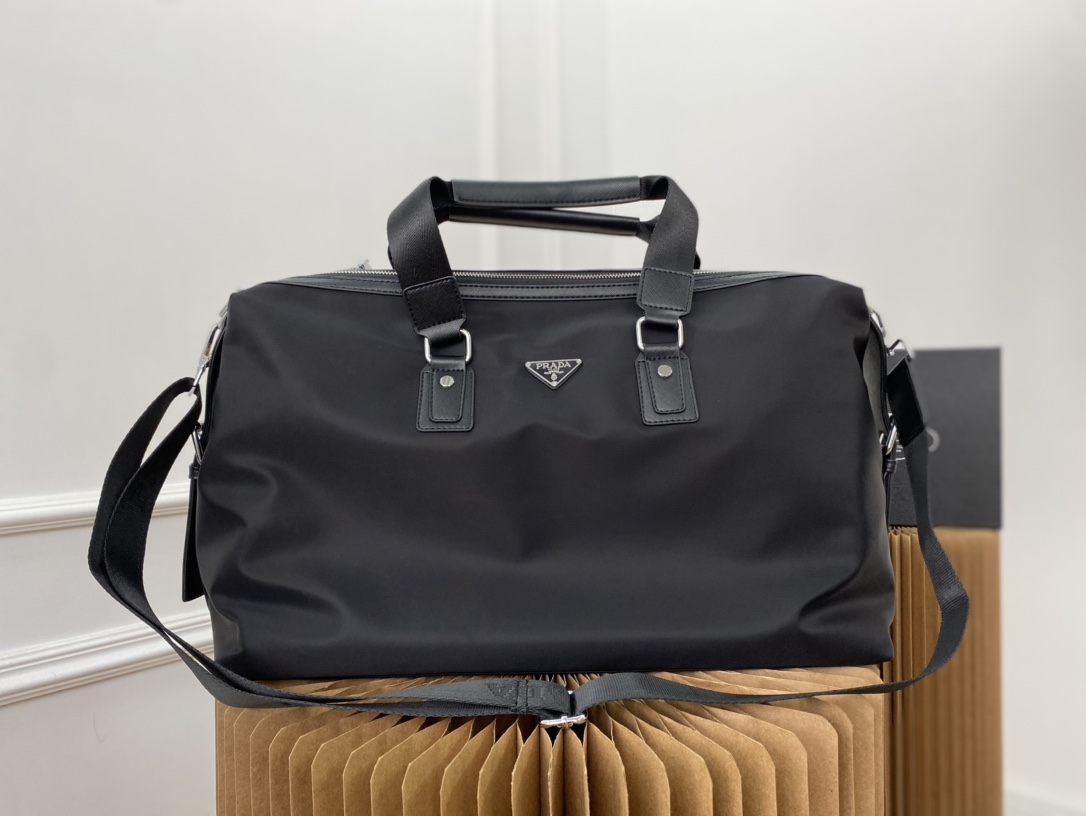 K0  普拉达 Prada  三角标旅行袋 机场包 手提包尼龙布 休闲百搭 采用精湛镶嵌细工，经典百搭 实物拍摄 原厂原版面料 配送小票防尘袋 50 x 27 cm。”},”showCart”:false,”title”:” 普拉达 Prada  三角标旅行袋 机场包 手提包尼龙布 休闲百搭 采用精湛镶嵌细工，经典百搭 实物拍摄 原厂原版面料 配送小票防尘袋 50 x 27 cm。