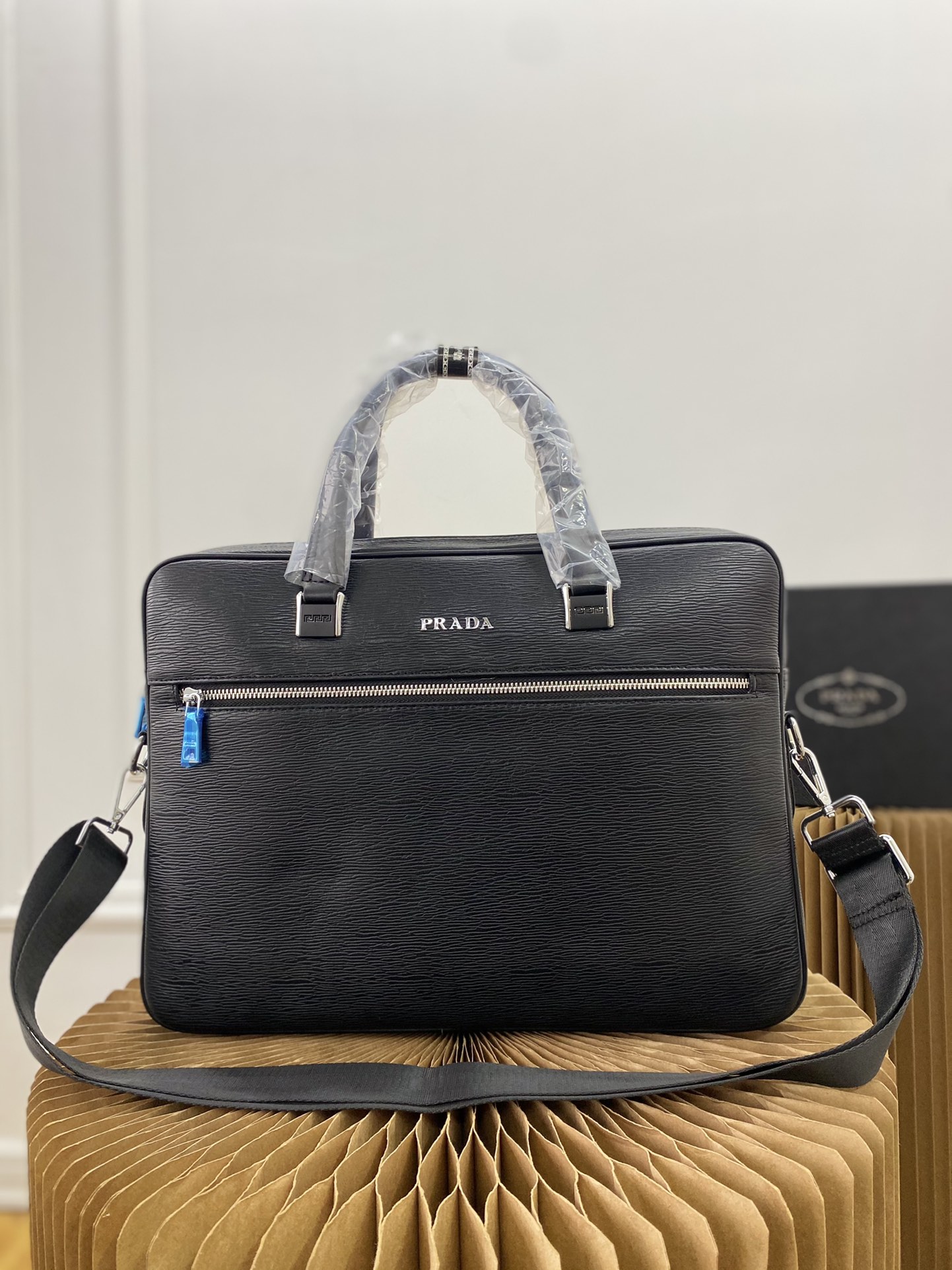 K5  普拉达 Prada  原单牛皮公文包 男包 电脑包 手提包 采用精湛镶嵌细工，经典百搭 实物拍摄 原厂原版面料 高端品质 配送小票防尘袋 29 x 38 cm。