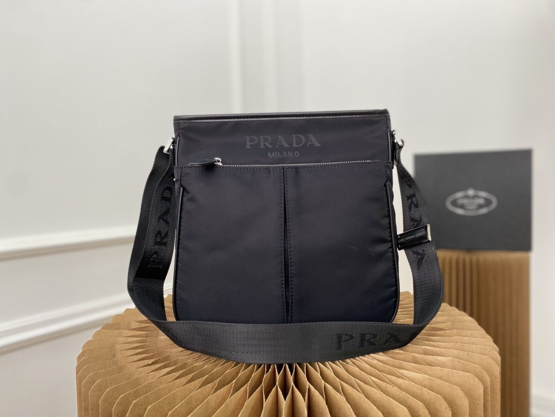 J5  普拉达 Prada  原单尼龙布单肩包 斜挎包男包 采用精湛镶嵌细工，经典百搭 实物拍摄 原厂原版面料 高端品质 配送小票防尘袋 28 x 26 cm。