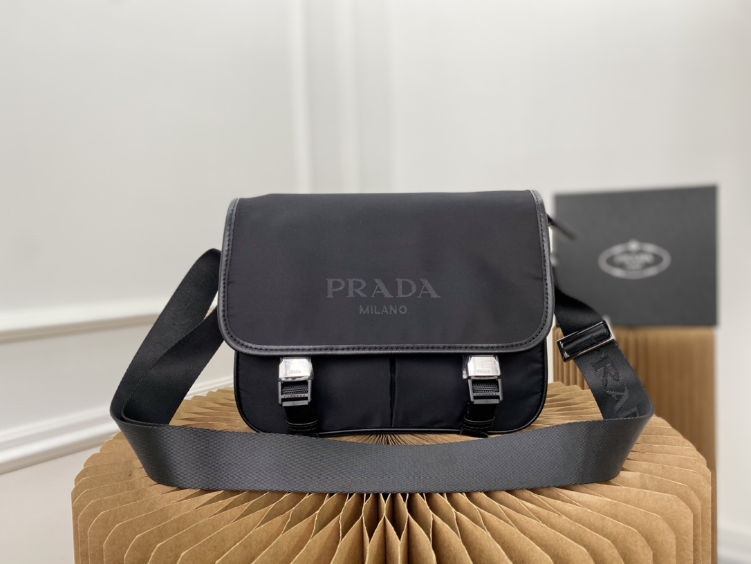 J5  普拉达 Prada  原单尼龙布单肩包 斜挎包男包 采用精湛镶嵌细工，经典百搭 实物拍摄 原厂原版面料 高端品质 配送小票防尘袋 20 x 26 cm。