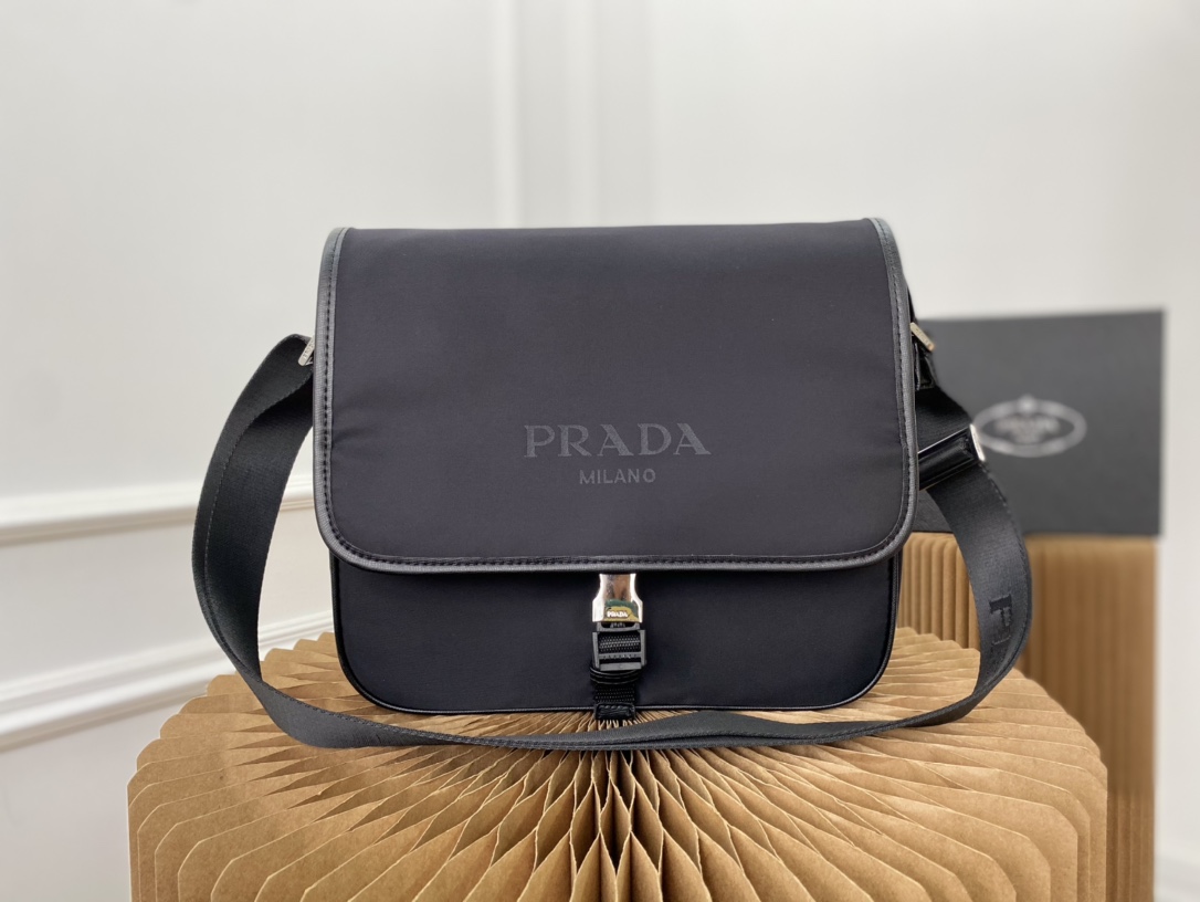 J5  普拉达 Prada  原单尼龙布邮差包 单肩包 斜挎包男包 采用精湛镶嵌细工，经典百搭 实物拍摄 原厂原版面料 高端品质 2vd166 配送小票防尘袋 30 x 27 cm。