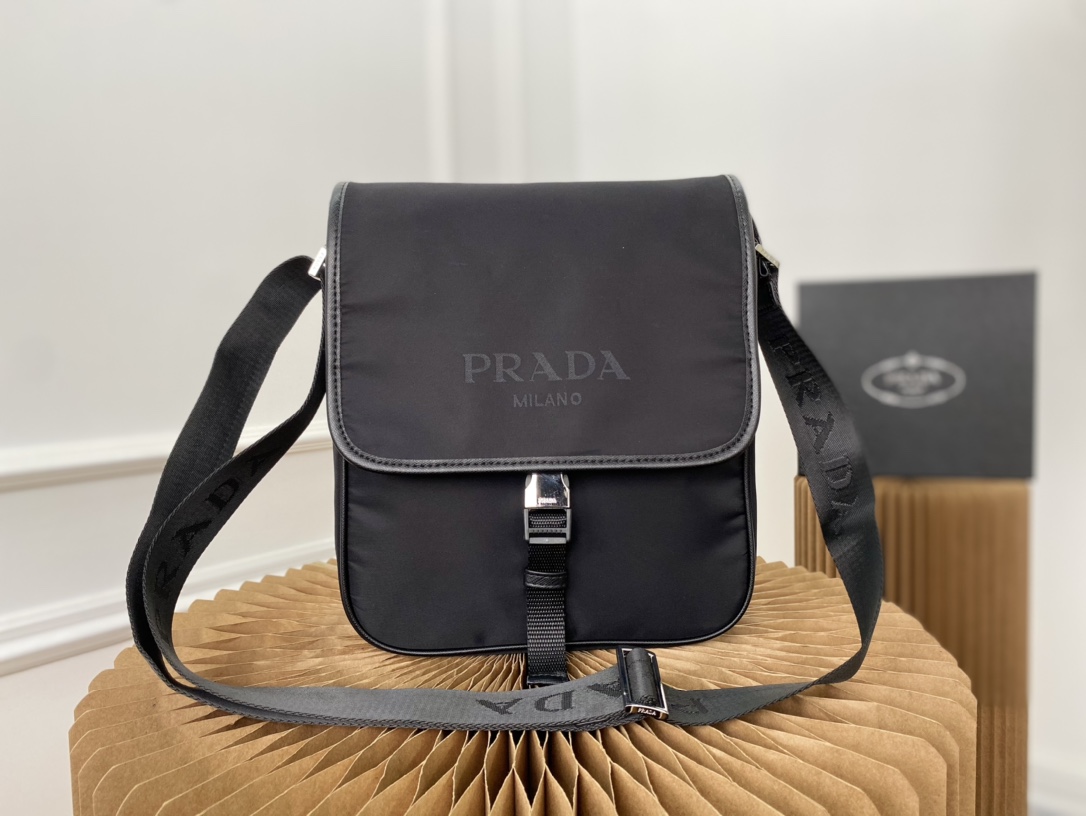 J5  普拉达 Prada  原单尼龙布邮差包 单肩包 斜挎包男包 采用精湛镶嵌细工，经典百搭 实物拍摄 原厂原版面料 高端品质 2vd166 配送小票防尘袋 25 x 27 cm。