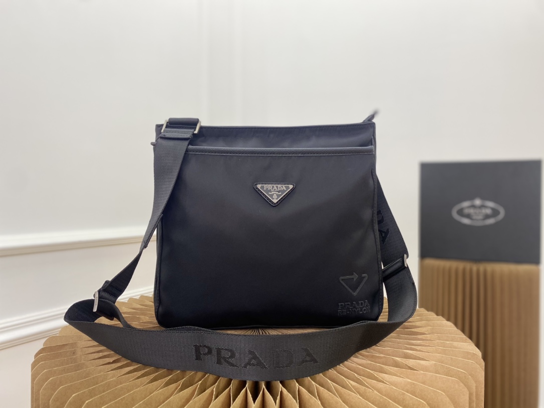 J5  普拉达 Prada  原单尼龙布邮差包 单肩包 斜挎包男包 采用精湛镶嵌细工，经典百搭 实物拍摄 原厂原版面料 高端品质 配送小票防尘袋 28 x 27 cm。”},”negativeStock”:true,”old_time”:”1月前