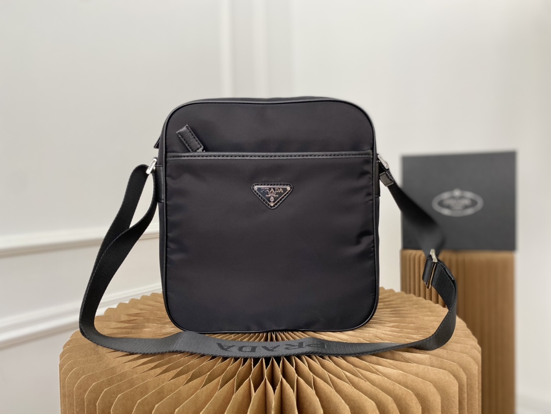 J5  普拉达 Prada  原单尼龙布邮差包 单肩包 斜挎包男包 采用精湛镶嵌细工，经典百搭 实物拍摄 原厂原版面料 高端品质 配送小票防尘袋 28 x 25 cm。