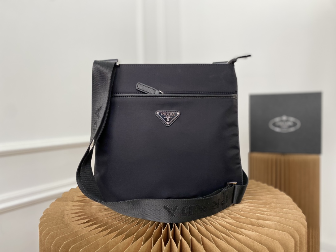 J0  普拉达 Prada  原单尼龙布邮差包 单肩包 斜挎包男包 采用精湛镶嵌细工，经典百搭 实物拍摄 原厂原版面料 高端品质 2vh053 配送小票防尘袋 27 x 25 cm。