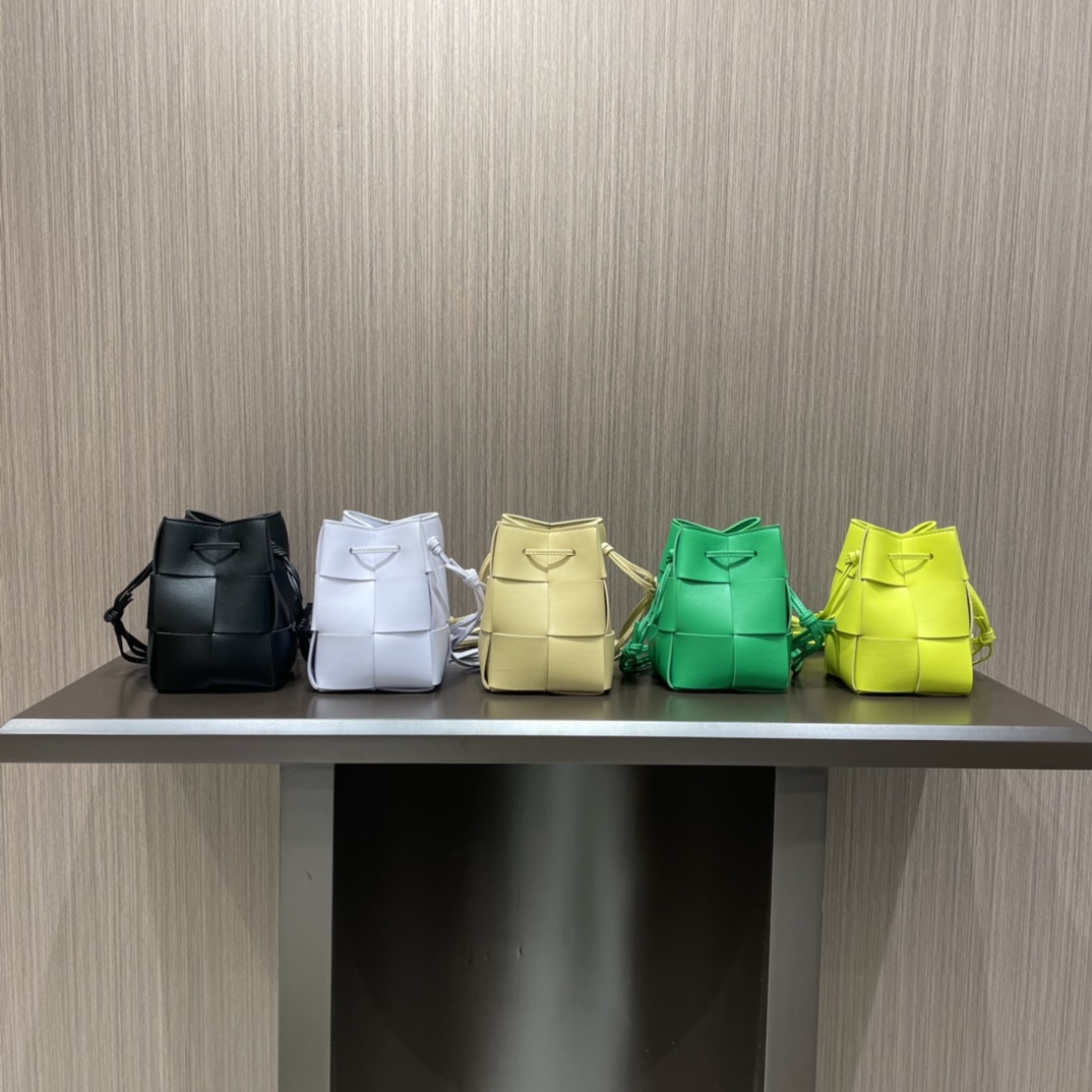 Bottega Veneta CASSETTE 14CM 编织水桶包 680217柠檬奇异果绿