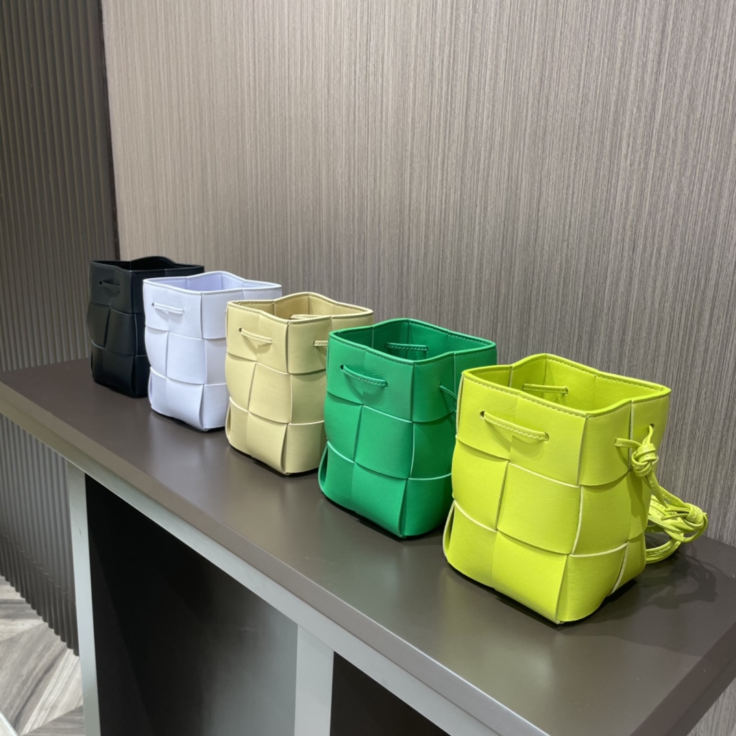 Bottega Veneta CASSETTE 14CM 编织水桶包 680217柠檬奇异果绿