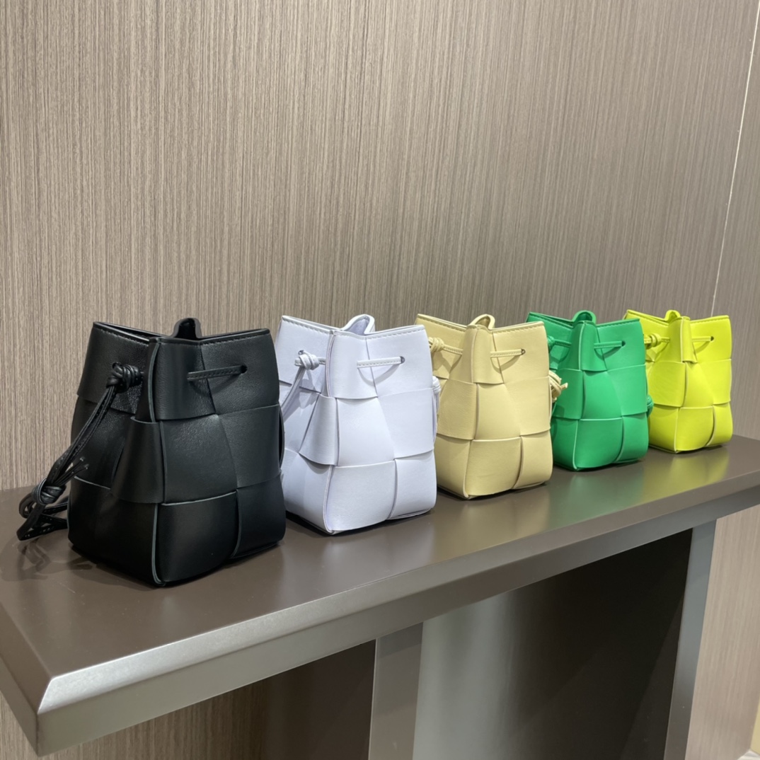 Bottega Veneta CASSETTE 14CM 编织水桶包 680217柠檬奇异果绿