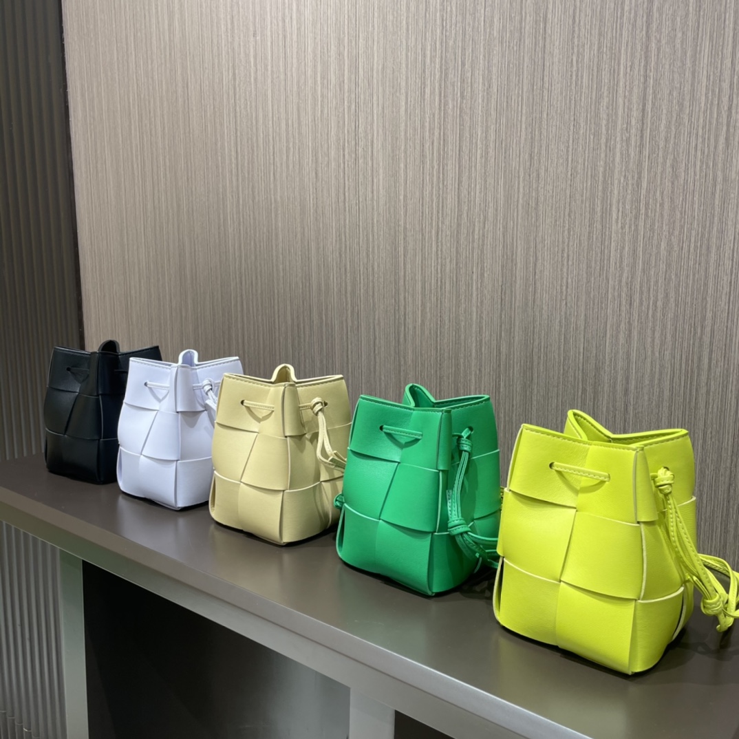 Bottega Veneta CASSETTE 14CM 编织水桶包 680217柠檬奇异果绿