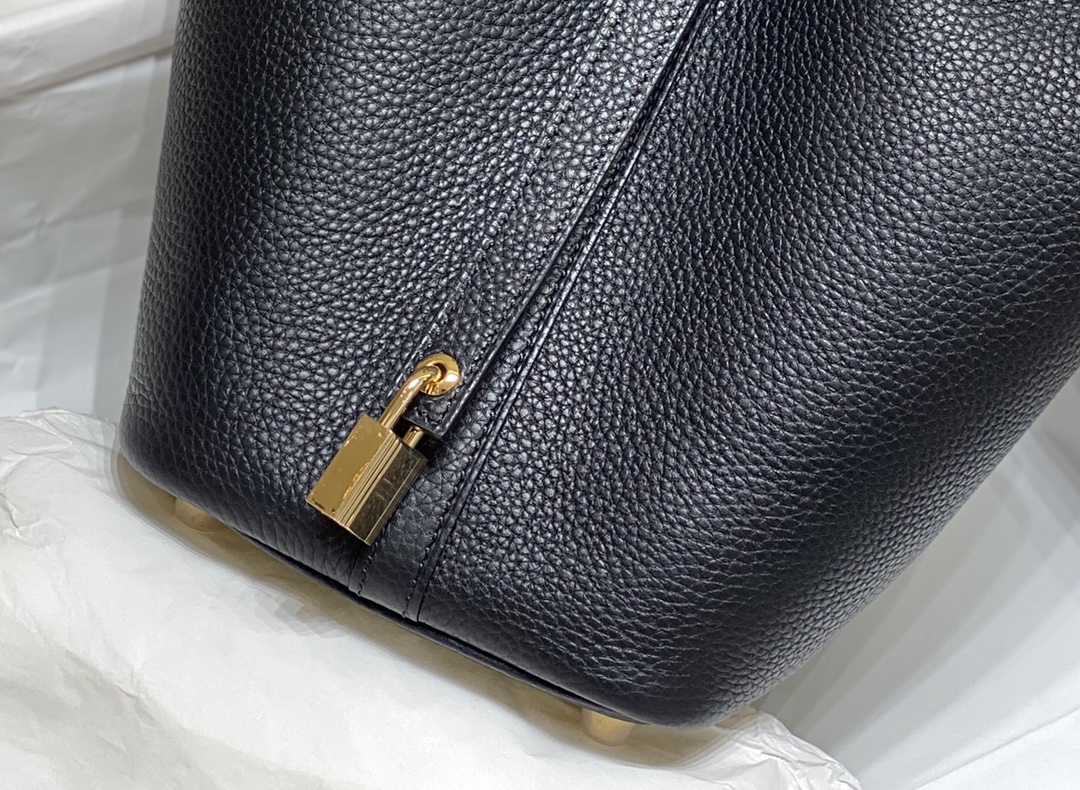 Hermès Picotin Lock 18 Black Leather Handbag - Minimalist Chic 3 i1656753679 5583 2