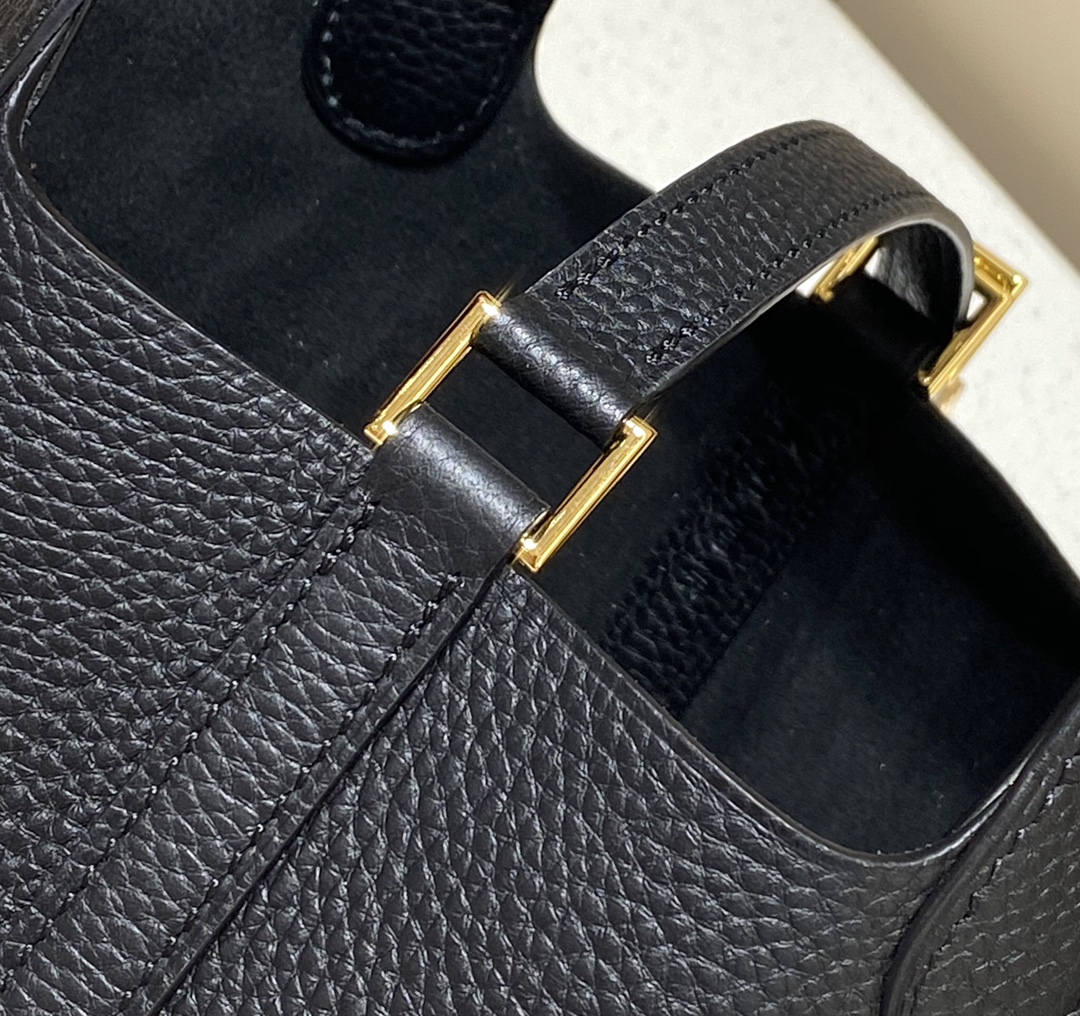 Hermès Picotin Lock 18 Black Leather Handbag - Minimalist Chic 5 i1656753679 6430 4