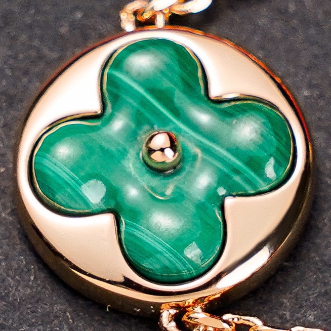 Color Blossom系列单花手链,其标志性Monogram花卉图纹由天然贝母材质雕刻而成,精致镶嵌 Color Blossom系列单花手链,其标志性Monogram花卉图纹由天然贝母材质雕刻而成,精致镶嵌