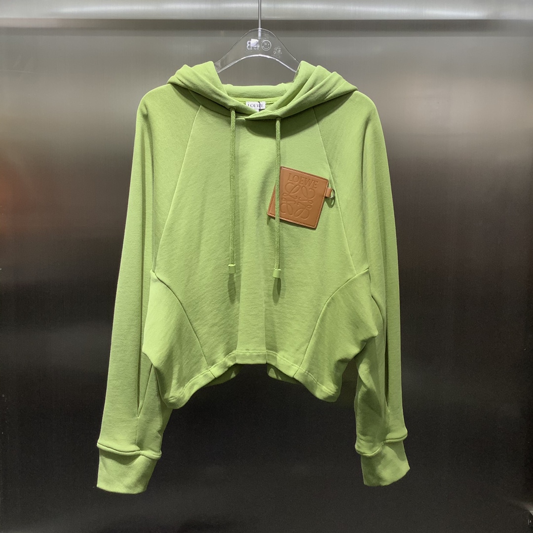NO:696914,Loewe/Loewe Gropped Anagram Hoodie new product for early autumn. Long bat-sleeve hoodie paired with high-waisted elastic casual shorts. Adjustable drawstring hood with threaded cuffs. Brand logo embossed on the front of the chest. Leather label patch with D-shaped hook. The overall effect is casual and lazy. A must-have for lazy people. Two-color 3-code SML,,loewe,loewe,shorts,hats,19860909Loewe/罗意威 Gropped Anagram Hoodie 早秋新品 长蝙蝠袖帽衫搭配高腰松紧休闲短裤 可调节抽绳帽螺纹收袖口 胸口正面压印品牌标志 皮标贴饰附D形挂钩 整体效果休闲慵懒 懒人必备出街穿搭 两色3码 SML,,loewe,loewe,shorts,hats,,Women's clothing