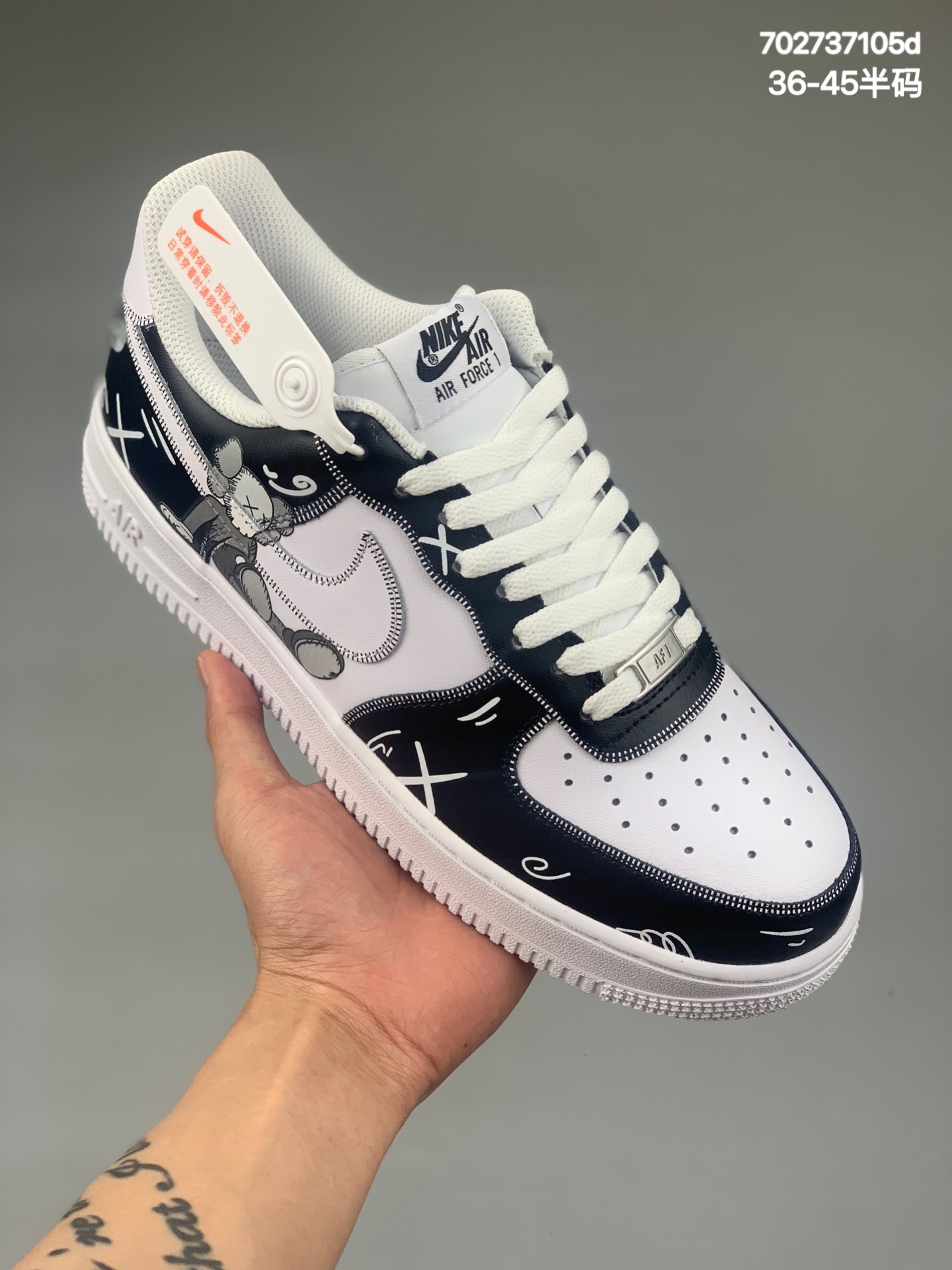 本地
官方爆款定制 Kaws×  Air Force 1 Low’07 黑白小熊联名配色 空军一号低帮休闲板鞋 定制皮料 原厂3D打印 定制鞋盒 原楦原纸板 纯正空军版型 内置全掌气垫 货号：CW2288-777 
尺码：36 36.5 37.5 38 38.5 39 40 40.5 41 42 42.5 43 44 44.5 45
条码编码：702737105d