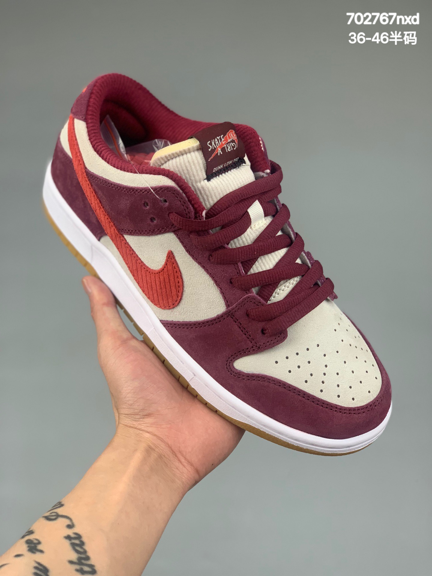 本地
Nike SB Dunk Low 和平酒红生胶白橘腰果花 纯原大厂出品 极力推荐原装头层材料 独家版型蒸餾加工帶來的是更好的视觉和脚感体验大厂纯原品质出货 清洁度 电绣工艺 皮料切割干净无任何毛边 细节完美官方货号：DX4589 600HS尺码：36 36.5 37.5 38 38.5 39 40 40.5 41 42 42.5 43 44 44.5 45 46
编码：702767nxd