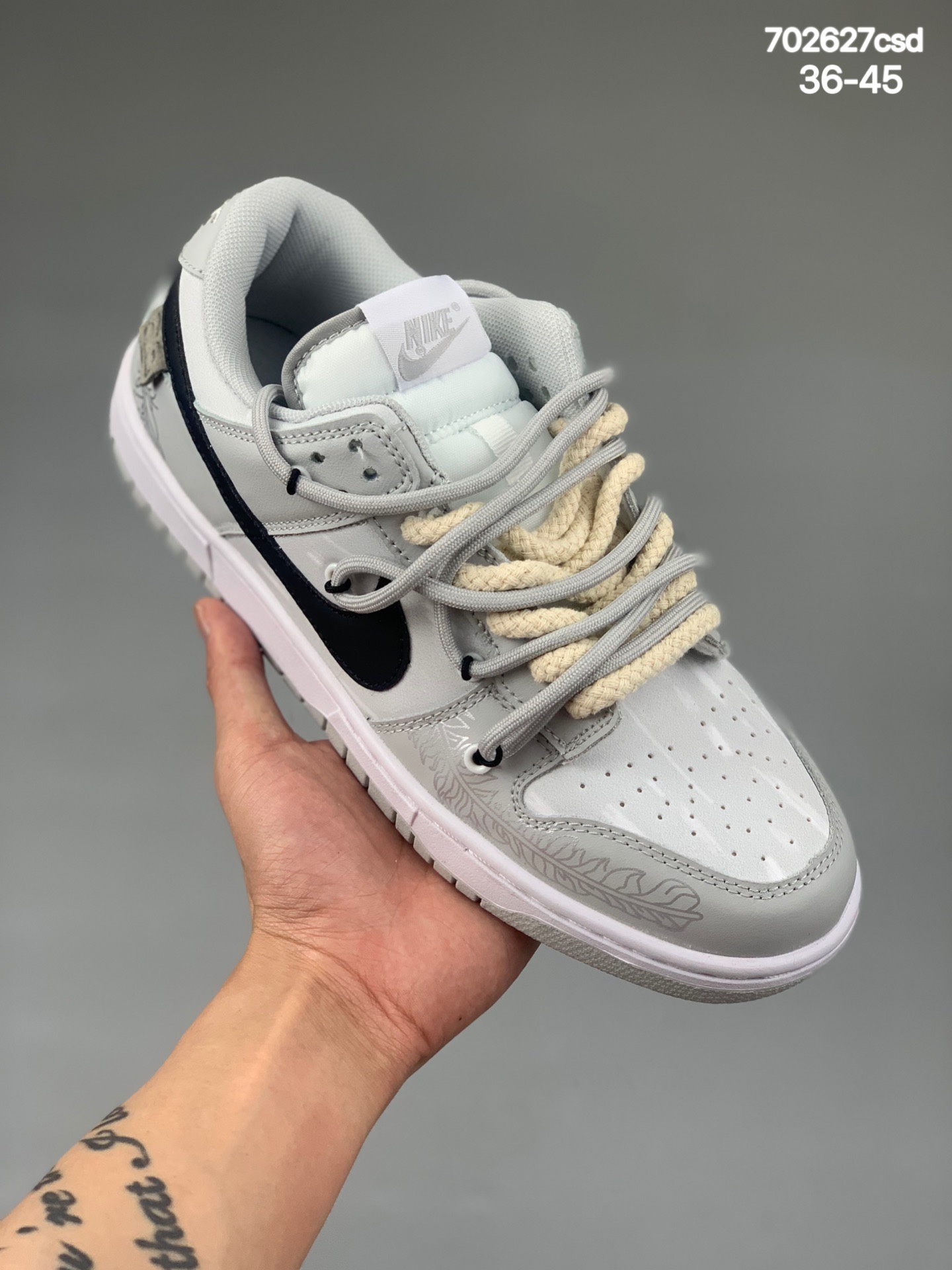 本地
Futura x Nike Dunk Low SB联名 解构绑带滑板鞋. 这双鞋带系统延续了今年的代表性风格， 保持了 Dunk SB Low 街头属性的同时，Virgil 强烈的解构属性让这双鞋更符合现代年轻人的审美 货号：CW1590 005  
尺码：36-45
编码：702627csd