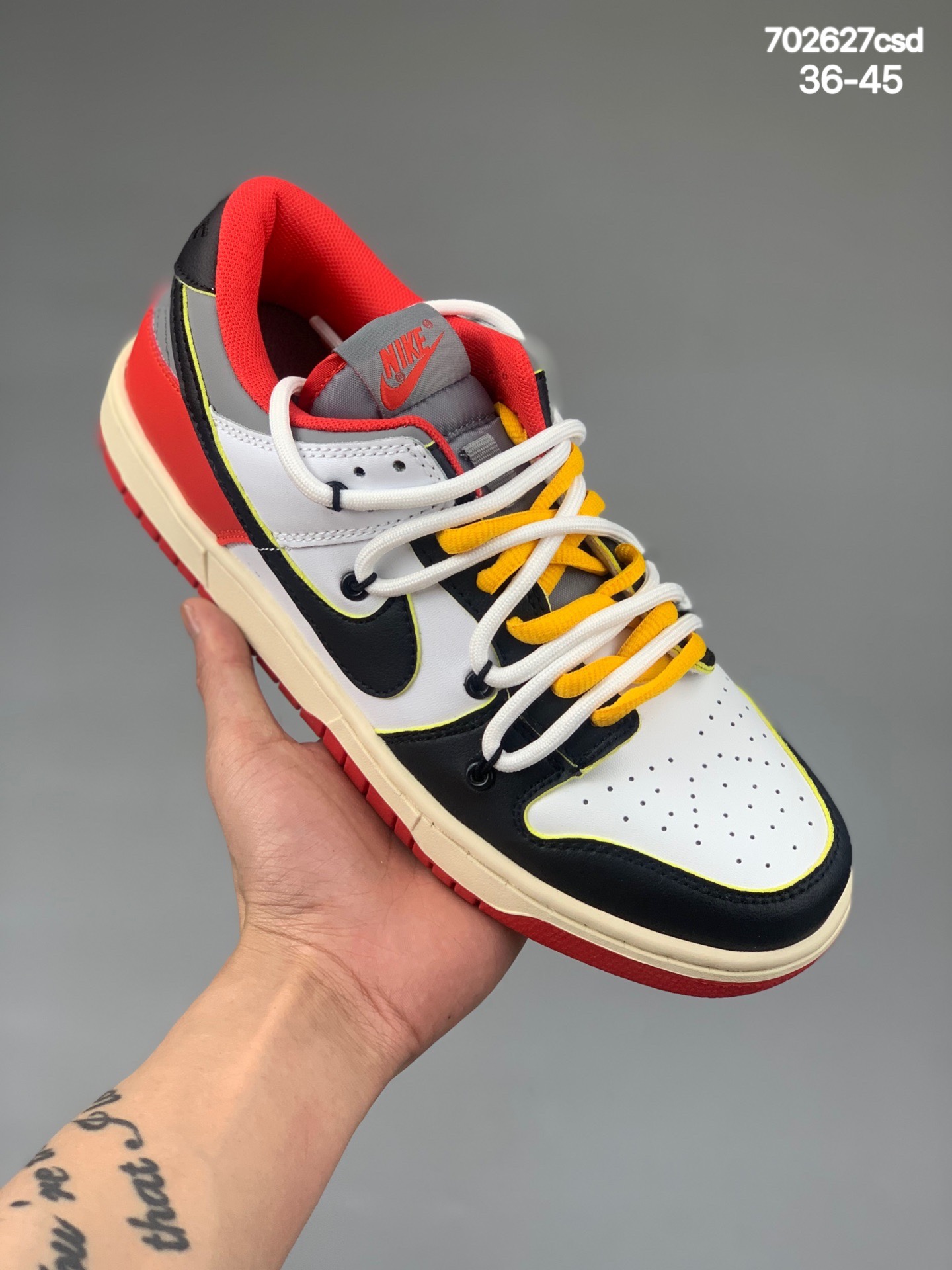 本地
Futura x Nike Dunk Low SB联名 解构绑带滑板鞋. 这双鞋带系统延续了今年的代表性风格， 保持了 Dunk SB Low 街头属性的同时，Virgil 强烈的解构属性让这双鞋更符合现代年轻人的审美 货号：CW1590 005  
尺码：36-45
编码：702627csd