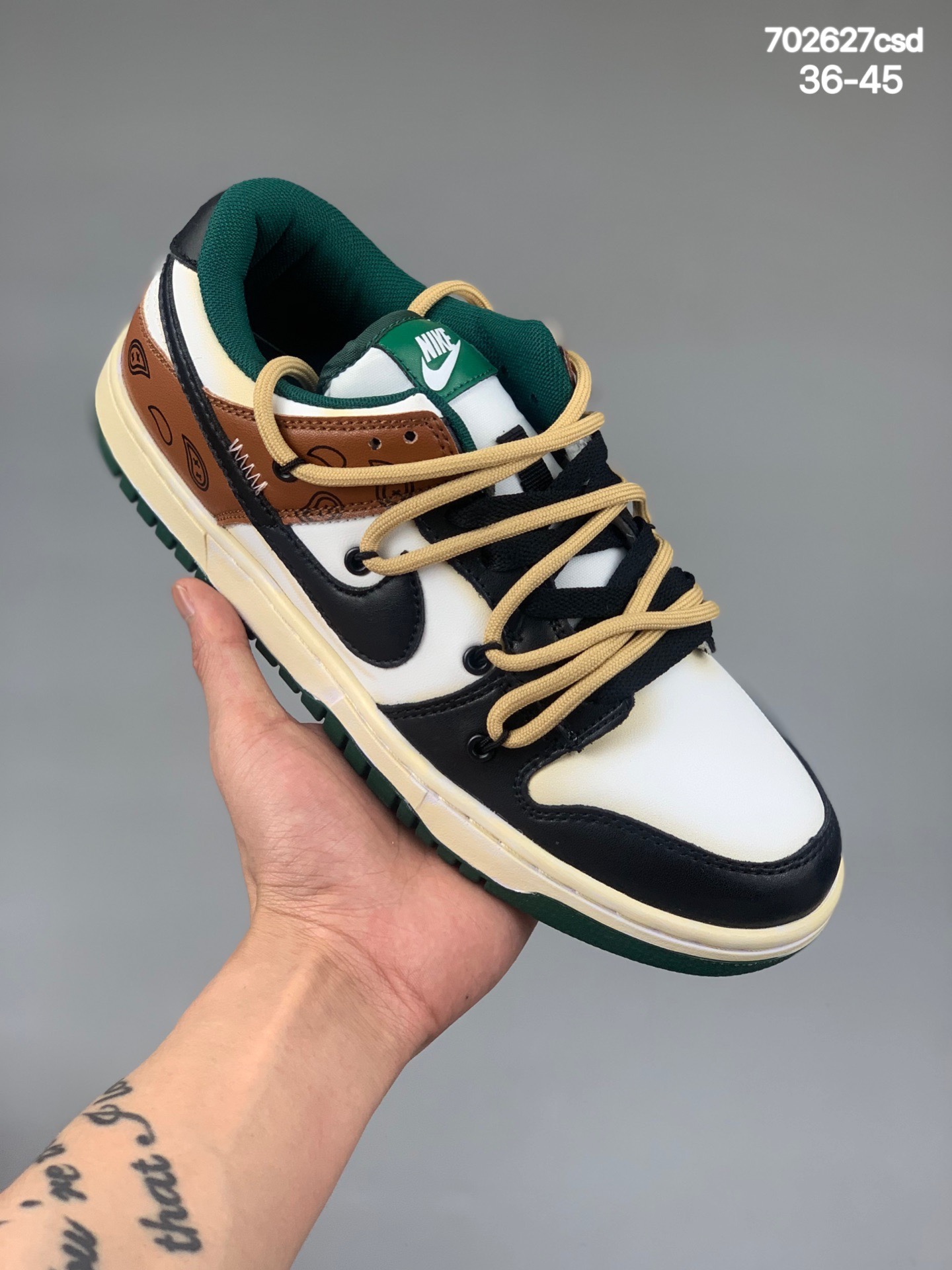 
Futura x Nike Dunk Low SB联名 解构绑带滑板鞋. 这双鞋带系统延续了今年的代表性风格， 保持了 Dunk SB Low 街头属性的同时，Virgil 强烈的解构属性让这双鞋更符合现代年轻人的审美 货号：CW1590 005  
尺码：36-45
编码：702627csd