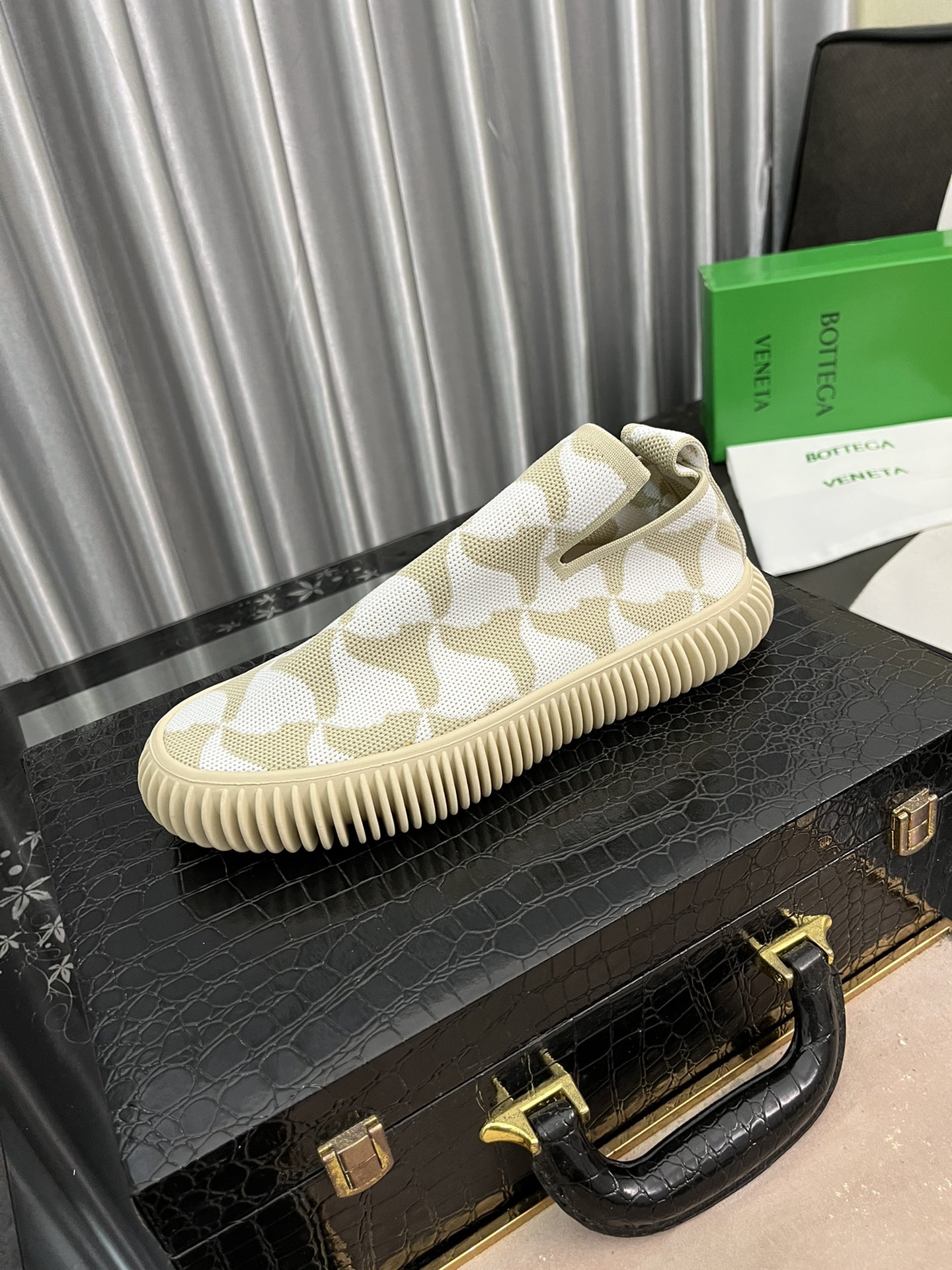 I5  Bottega Veneta 爆款飞织休闲鞋 Bottega Veneta 新品，前卫大胆科技飞织鞋面，原版定制，透气、轻便、舒适、贴合脚面，羊皮垫脚，增加透气性 对标整体线条流畅完美，穿着舒适，光脚体验感💪大底：橡胶大底