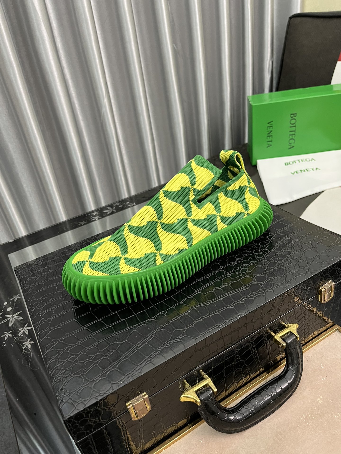 I5  Bottega Veneta 爆款飞织休闲鞋 Bottega Veneta 新品，前卫大胆科技飞织鞋面，原版定制，透气、轻便、舒适、贴合脚面，羊皮垫脚，增加透气性 对标整体线条流畅完美，穿着舒适，光脚体验感💪大底：橡胶大底