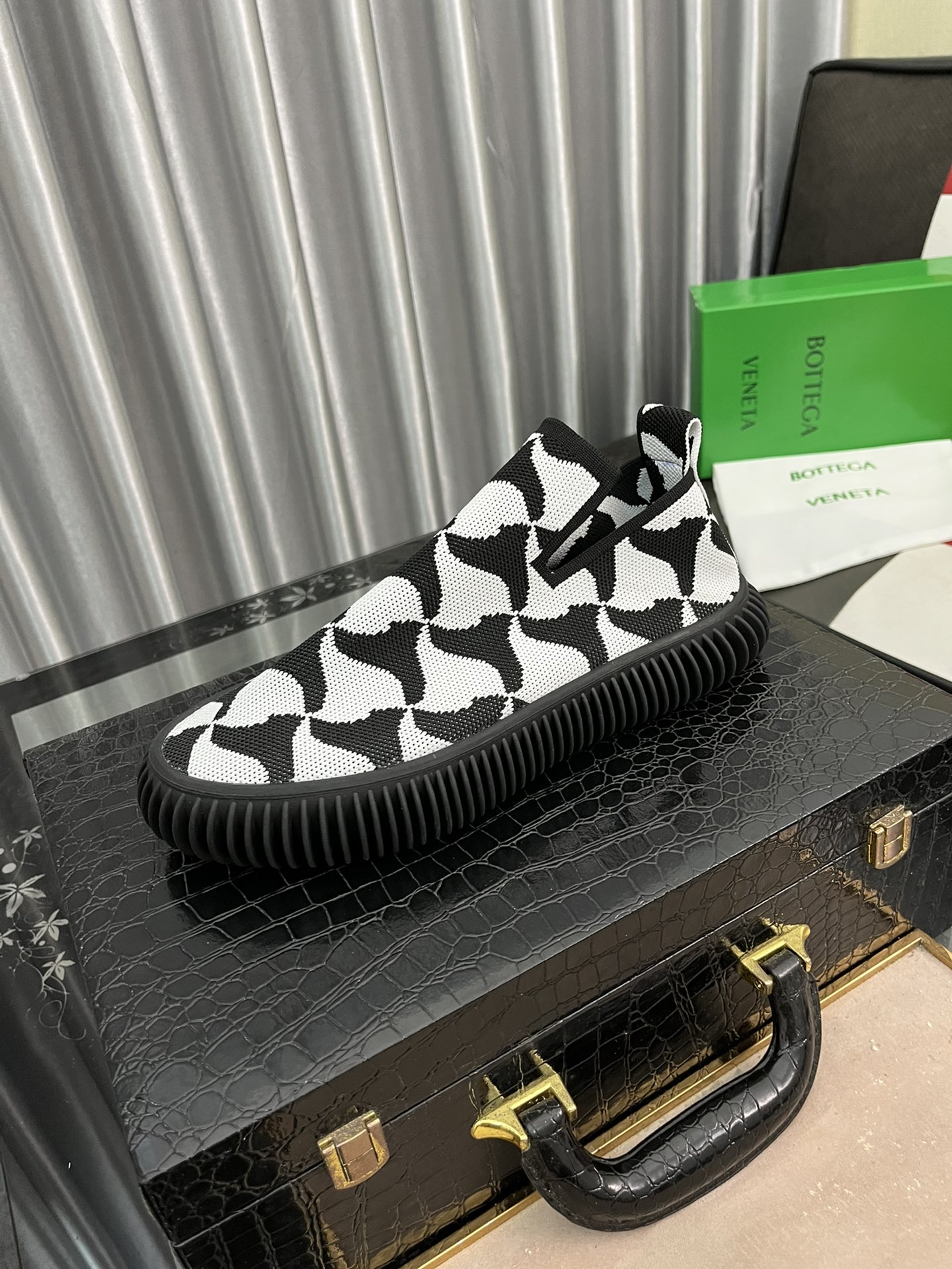 I5  Bottega Veneta 爆款飞织休闲鞋 Bottega Veneta 新品，前卫大胆科技飞织鞋面，原版定制，透气、轻便、舒适、贴合脚面，羊皮垫脚，增加透气性 对标整体线条流畅完美，穿着舒适，光脚体验感💪大底：橡胶大底