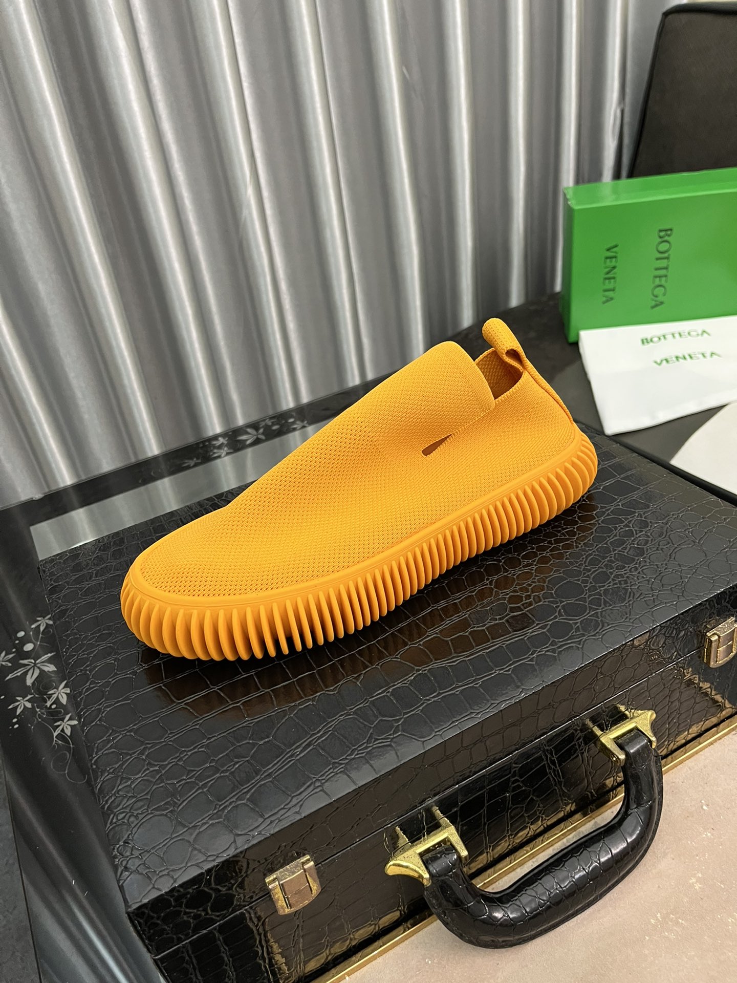 I5  Bottega Veneta 爆款飞织休闲鞋 Bottega Veneta 新品，前卫大胆科技飞织鞋面，原版定制，透气、轻便、舒适、贴合脚面，羊皮垫脚，增加透气性 对标整体线条流畅完美，穿着舒适，光脚体验感💪大底：橡胶大底