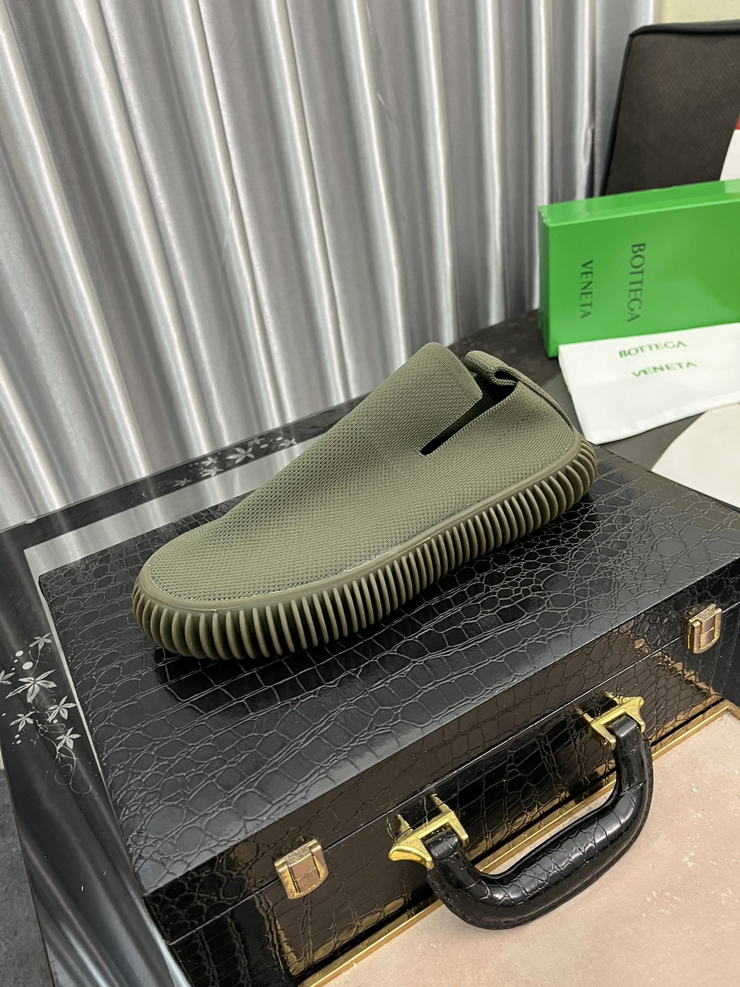 I5  Bottega Veneta 爆款飞织休闲鞋 Bottega Veneta 新品，前卫大胆科技飞织鞋面，原版定制，透气、轻便、舒适、贴合脚面，羊皮垫脚，增加透气性 对标整体线条流畅完美，穿着舒适，光脚体验感💪大底：橡胶大底