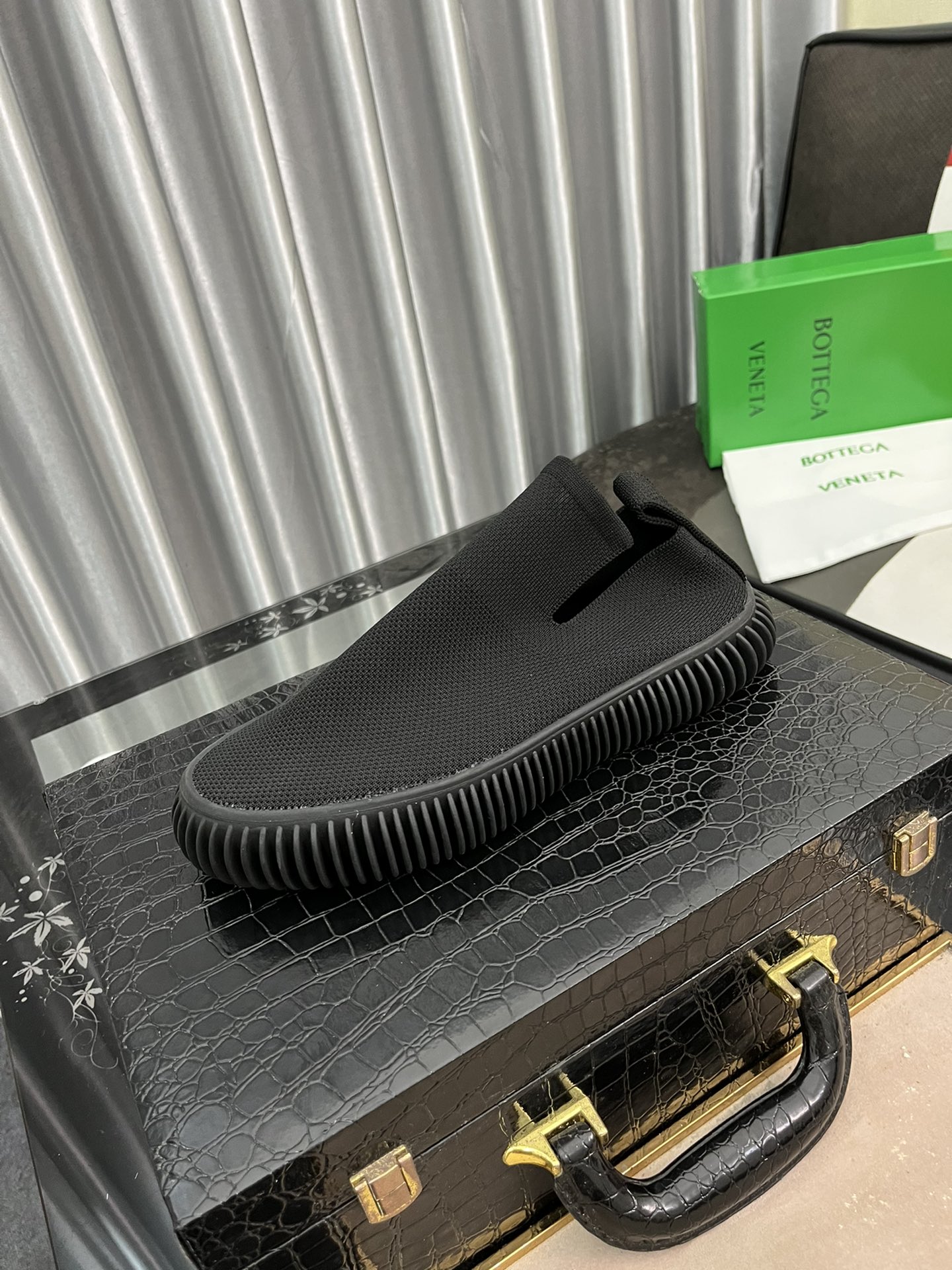 I5  Bottega Veneta 爆款飞织休闲鞋 Bottega Veneta 新品，前卫大胆科技飞织鞋面，原版定制，透气、轻便、舒适、贴合脚面，羊皮垫脚，增加透气性 对标整体线条流畅完美，穿着舒适，光脚体验感💪大底：橡胶大底