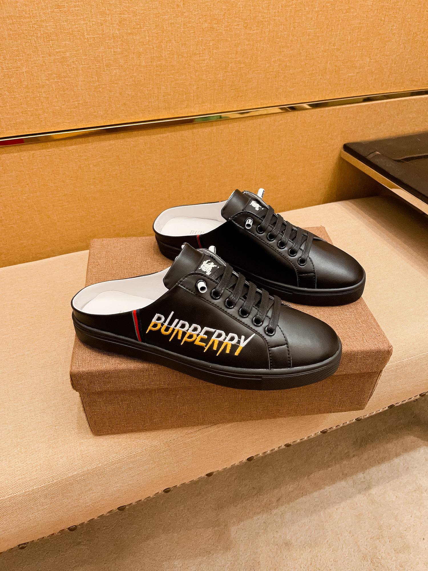 I0 上市  Burberry 巴宝莉    半拖头层牛皮 高端1:1开模定制，原版升级版大底，更轻便，防滑。市场顶级品质，，时尚主打潮流，百搭爆款，简单不失品味，潮人必备，散发时尚休闲气息，时尚就在脚下，自信满满，专柜同款👍春夏季拖鞋的季节来了，穿起来超级唯美, ，38-44 2⃣️色可选