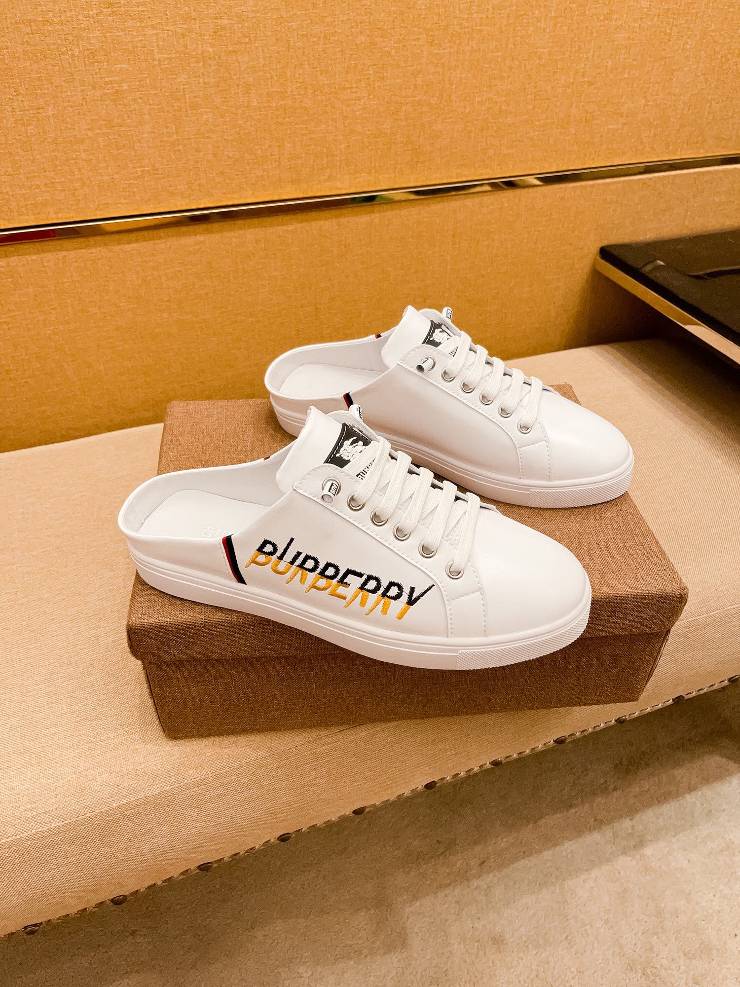 I0 上市  Burberry 巴宝莉    半拖头层牛皮高端1:1开模定制，原版升级版大底，更轻便，防滑。市场顶级品质，，时尚主打潮流，百搭爆款，简单不失品味，潮人必备，散发时尚休闲气息，时尚就在脚下，自信满满，专柜同款👍春夏季拖鞋的季节来了，穿起来超级唯美, ，38-44 2⃣️色可选