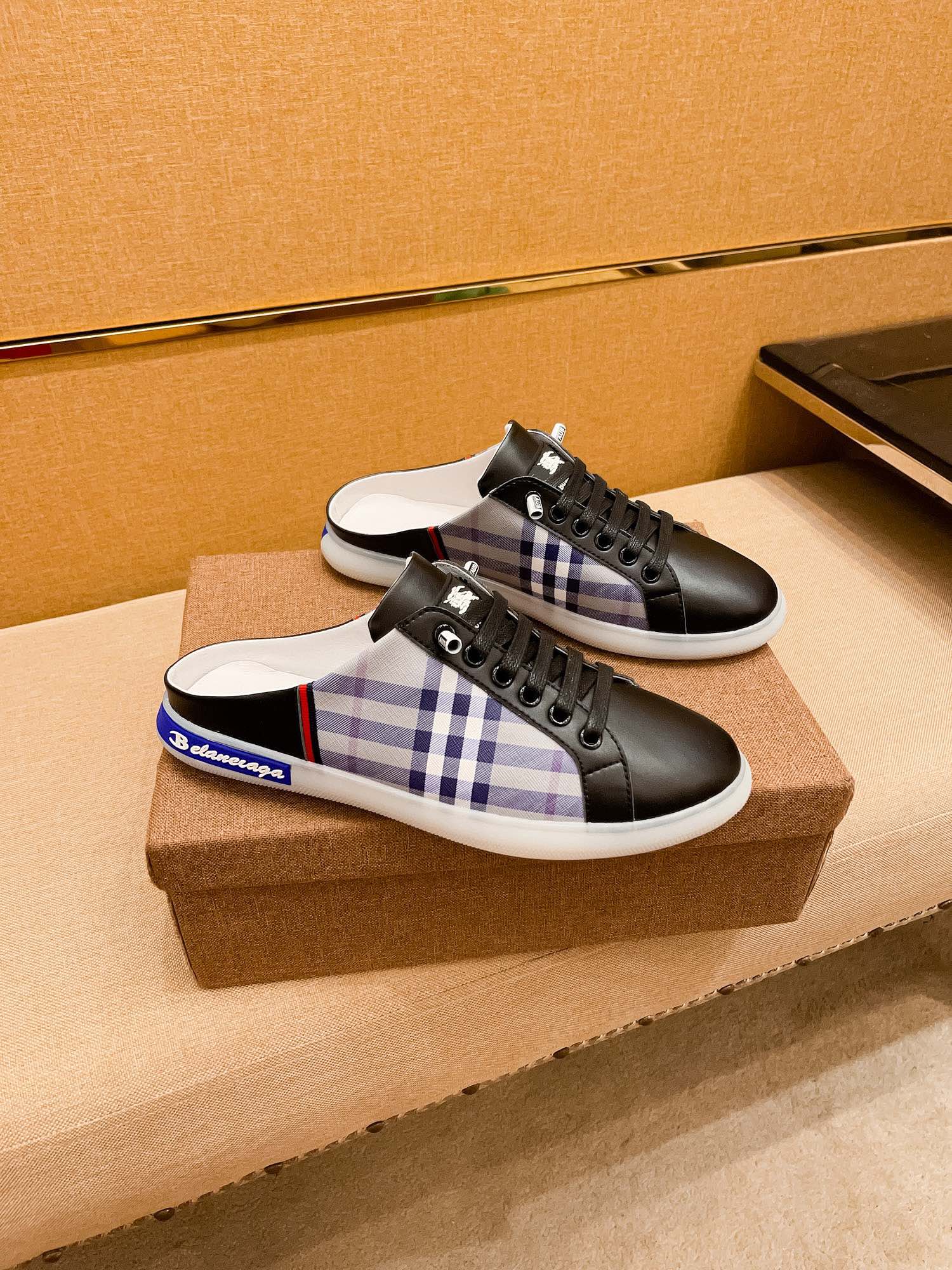 I0 上市  Burberry 巴宝莉    半拖头层牛皮 高端1:1开模定制，原版升级版大底，更轻便，防滑。市场顶级品质，，时尚主打潮流，百搭爆款，简单不失品味，潮人必备，散发时尚休闲气息，时尚就在脚下，自信满满，专柜同款👍春夏季拖鞋的季节来了，穿起来超级唯美, ，38-44 2⃣️色可选