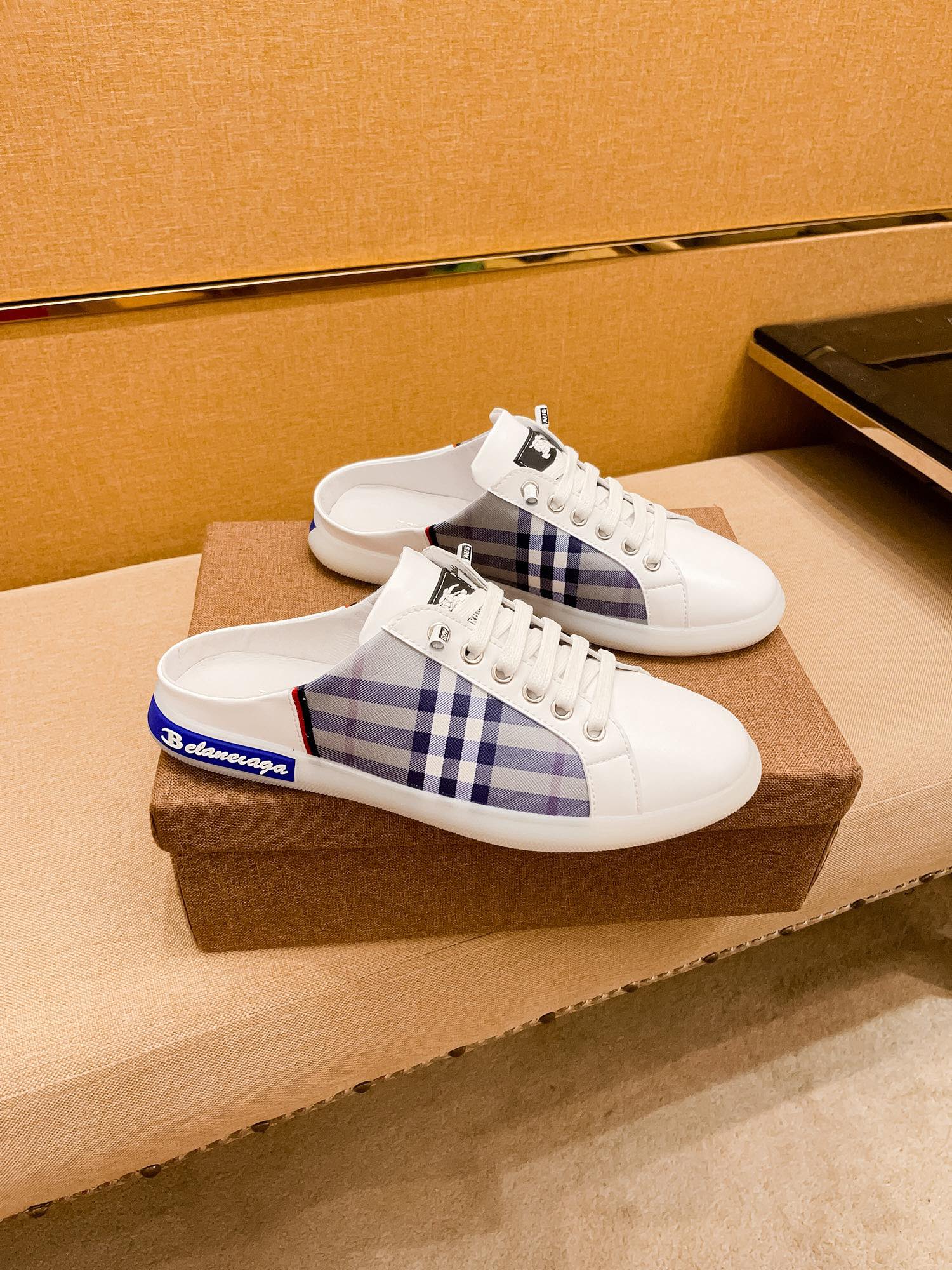 I0 上市  Burberry 巴宝莉    半拖头层牛皮 高端1:1开模定制，原版升级版大底，更轻便，防滑。市场顶级品质，，时尚主打潮流，百搭爆款，简单不失品味，潮人必备，散发时尚休闲气息，时尚就在脚下，自信满满，专柜同款👍春夏季拖鞋的季节来了，穿起来超级唯美, ，38-44 2⃣️色可选