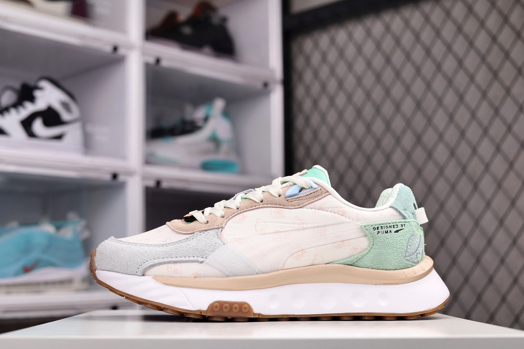 G0 游戏动物森友会《Animal Crossing》 x 彪马PUMA Suede Wild Rider”New Horizons”狂野骑士系列低帮复古老爹风休闲运动慢跑鞋“浅蓝绿摩卡动物印花”采用粉蓝和粉绿色系，再配以游戏中出现众多角色的头像。