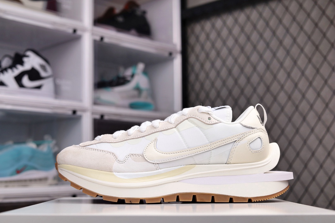 J0 独家订单 全新升级版本 原厂裸鞋级别 硬核顶流Sacai x NK VaporWaffle 3.0 白红华夫三代潮流走秀 超级联名网红款纯正灵魂版型 原厂材料 原厂工艺原厂飞织网纱 进口贝利甩纹牛皮 鞋身采用香州长绒反毛皮 色卡一致双鞋舌东莞百宏织麦舌标 正确中底独特解构四重MD+RB组合原装大底一切遵循公司货最高工艺完美打造