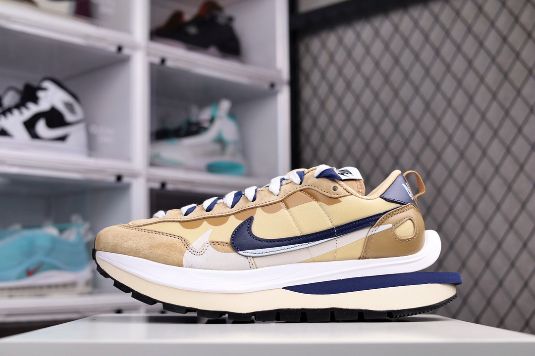 J0 独家订单 全新升级版本 原厂裸鞋级别 硬核顶流Sacai x NK VaporWaffle 3.0 白红华夫三代潮流走秀 超级联名网红款纯正灵魂版型 原厂材料 原厂工艺原厂飞织网纱 进口贝利甩纹牛皮 鞋身采用香州长绒反毛皮 色卡一致双鞋舌东莞百宏织麦舌标 正确中底独特解构四重MD+RB组合原装大底一切遵循公司货最高工艺完美打造