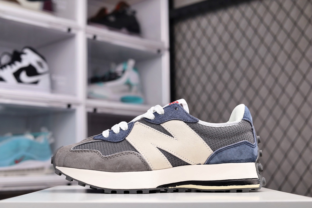 G5 新百伦 NB327 NB 复古慢跑鞋。 New Balance 327 复古先锋 MS327系列复古休闲运动慢跑鞋 上世纪 70 年代的意大利街头风格NB新百伦 全新 New Balance 327 系列，以更纯粹的复古风格设计打造的全新造型。侧身还以解构设计，将 N 字标志以做旧压花样式呈现，样式别具新意WS