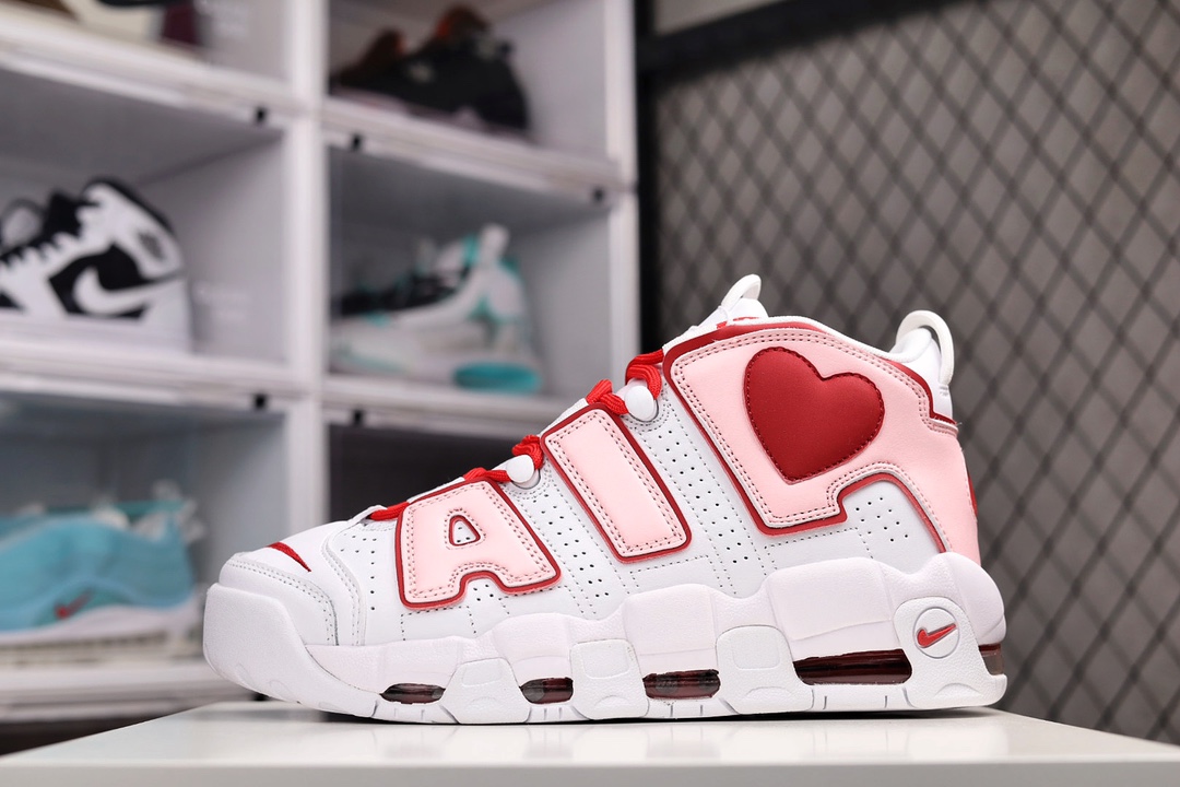 H5 原装CK版本 NK Air More Uptempo ’96 OG 皮蓬大AIR 以流行于街头的涂鸦文化为设计灵感，整体的设计风格夸张而充满魅力，厚实而充满质感的皮质鞋面两侧印刻了一对巨大的字母“AIR”，独特炫酷的外观惊艳无比