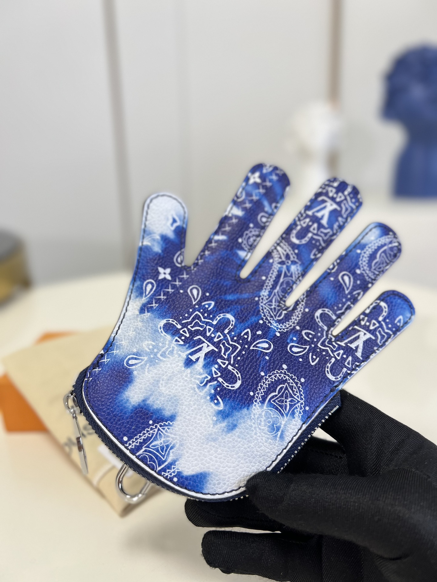 NO:398935,【Exclusive real photo M81410 blue】Fix the D-ring of the HI 5 storage bag to a handbag or belt, so that the keys, coins and credit cards and other small items can be easily accompanied. The leather cuts out the palm shape, and Monogram elements appear in the bleached scarf pattern, making it a good choice for collection. Size 16.0 x 21.0 x 1.0 cm (Length x Height x Width) z.320,LV [Original Leather],louis vuitton19860909【独家实拍 M81410蓝色】将 HI 5 收纳包的 D 形环固定于手袋或腰带,令钥匙、硬币和信用卡等小物自在随行.皮革裁出手掌形状,Monogram 元素浮现于漂白丝巾图案,成就收藏佳选.尺寸16.0 x 21.0 x 1.0 厘米 (长 x 高 x 宽) z.320,LV【原厂皮】,louis vuitton,Bag