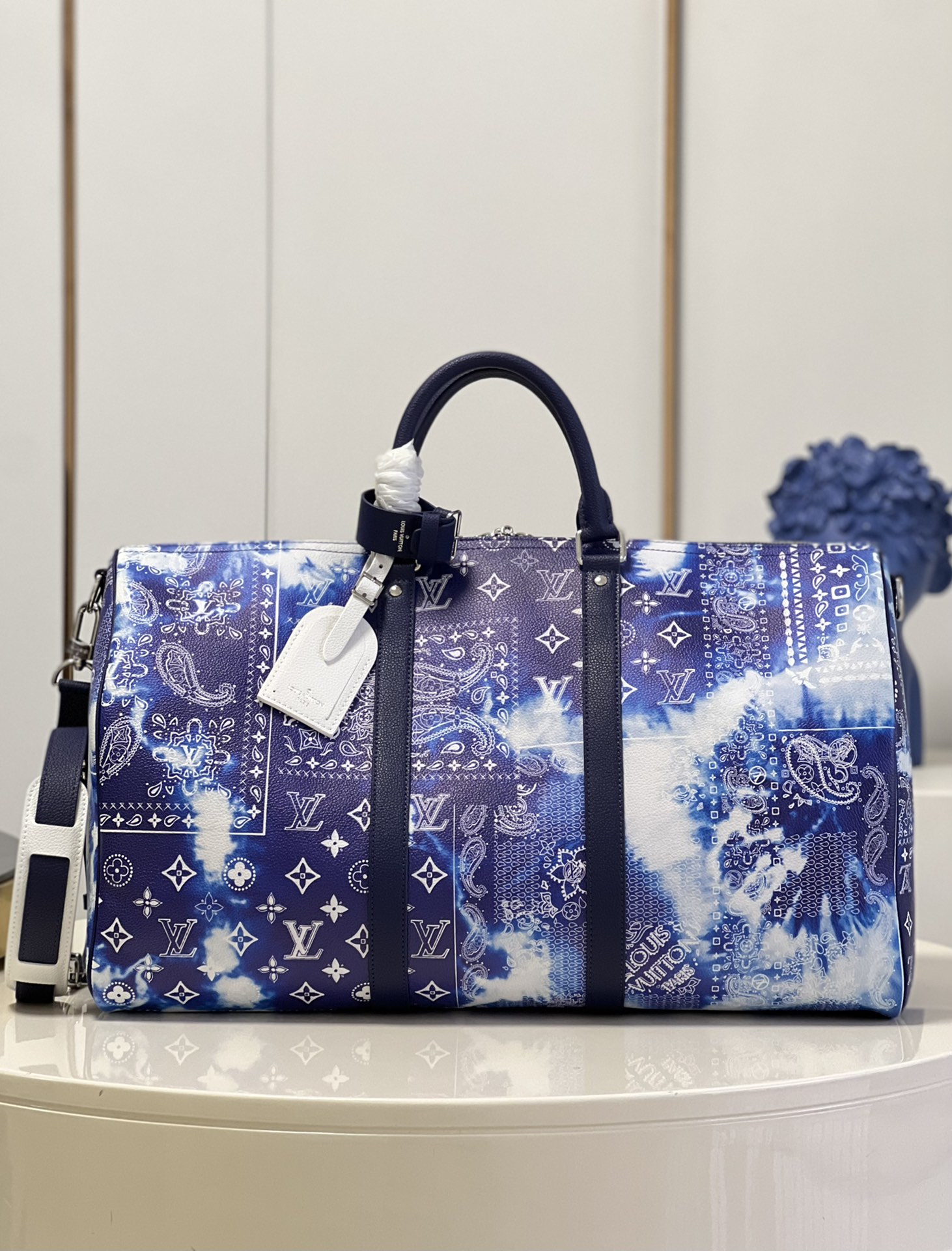 NO:398952,【Exclusive real photo M20558 blue】Travel bag series Keepall Bandoulière 50 Soft travel bag encounter Monogram Bandana pattern with chic bleaching effect, allowing soft leather and classic lines to show calmness and elegance. The size of the carry-on luggage includes plenty of space and can easily accommodate weekend trips. The top leather handle and removable shoulder straps enable a variety of carry-on options. Detailed features 50 x 29 x 23 cm z.1100 [Warm reminder this model is too big and does not fit in packaging!  】,LV【Original Skin】,louis vuitton19860909【独家实拍M20558蓝色】旅行袋系列 Keepall Bandoulière 50 软质旅行袋邂逅 Monogram Bandana 图案的别致漂白效果,令柔软皮革和经典线条展露从容与雅致.随身上机行李尺寸囊括充裕空间,可轻松容纳周末旅行所需.顶部皮革手柄和可拆卸肩带实现多种背携选择.详细特征50 x 29 x 23 厘米 z.1100【温馨提示此款太大,不配包装！】,LV【原厂皮】,louis vuitton,Bag
